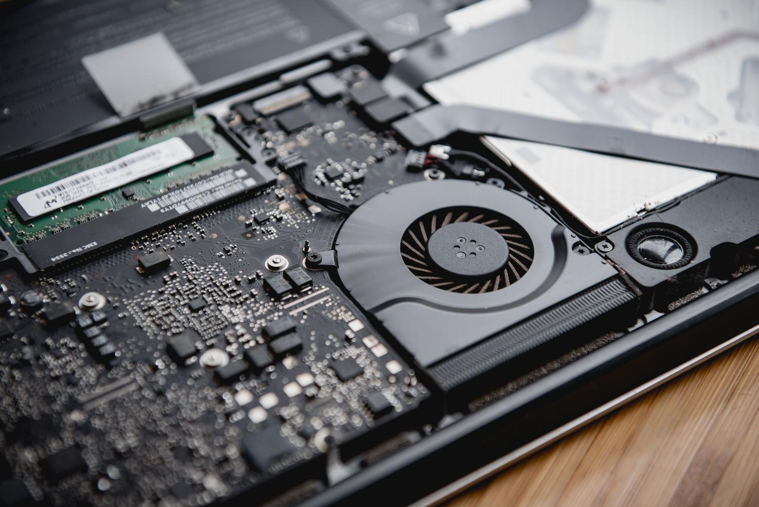Close-up of a laptop's internal cooling system, including the fan and heatsink, illustrating the concepts of thermal throttling. Close-up of a laptop's internal cooling system, including the fan and heatsink, illustrating the concepts of thermal throttling.