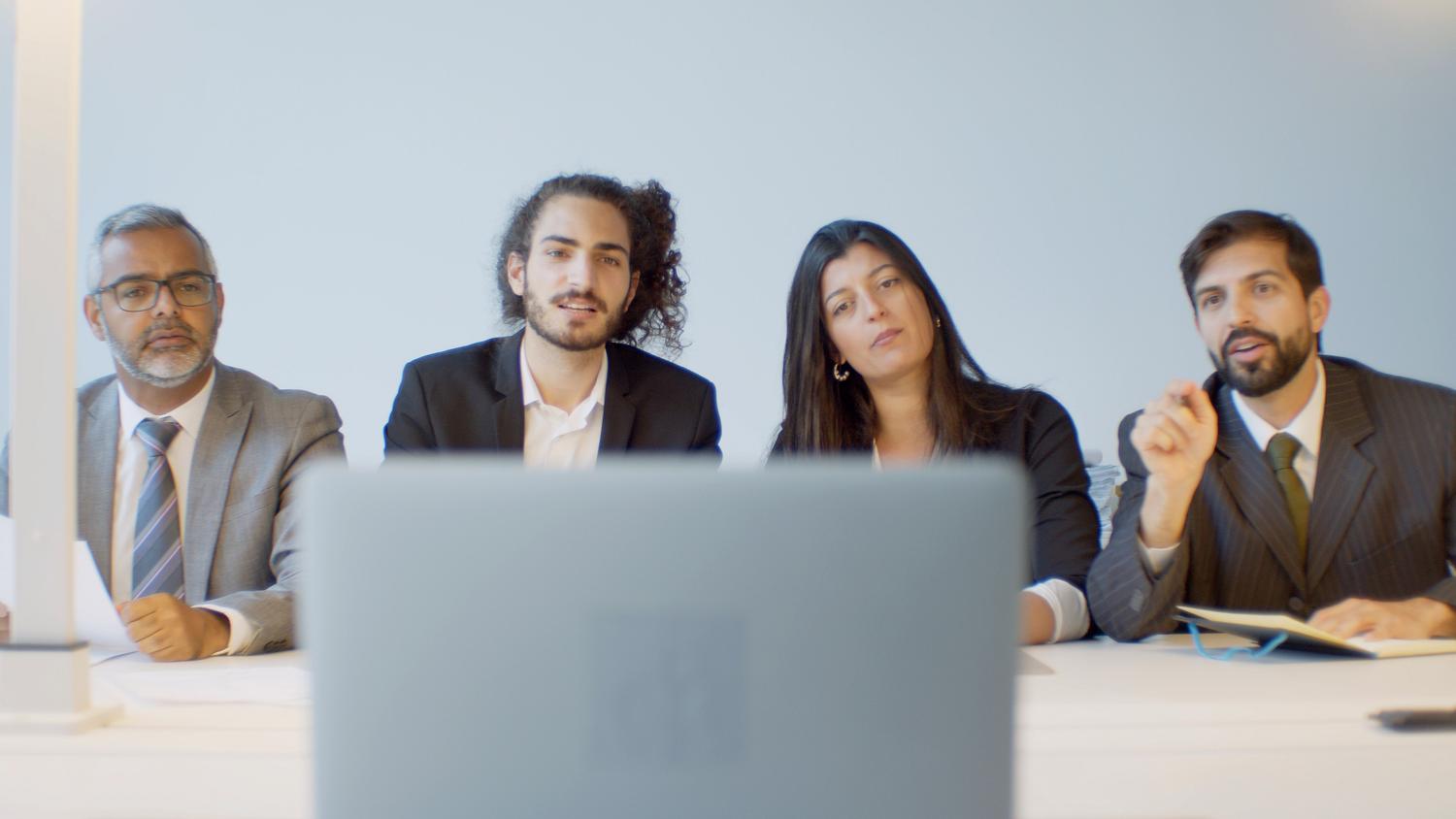 Equipo diverso de profesionales en una reunión de trabajo, destacando la colaboración y el lado humano de los RRHH. Equipo diverso de profesionales en una reunión de trabajo, destacando la colaboración y el lado humano de los RRHH.