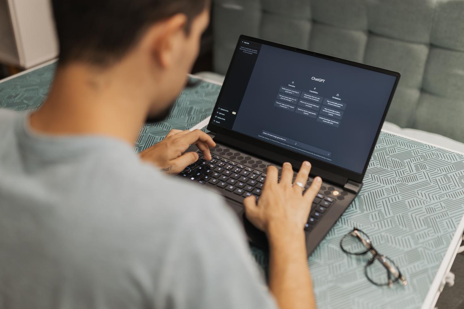 Profesional concentrado utilizando un equipo avanzado con IA para la creación de contenidos. Profesional concentrado utilizando un equipo avanzado con IA para la creación de contenidos.
