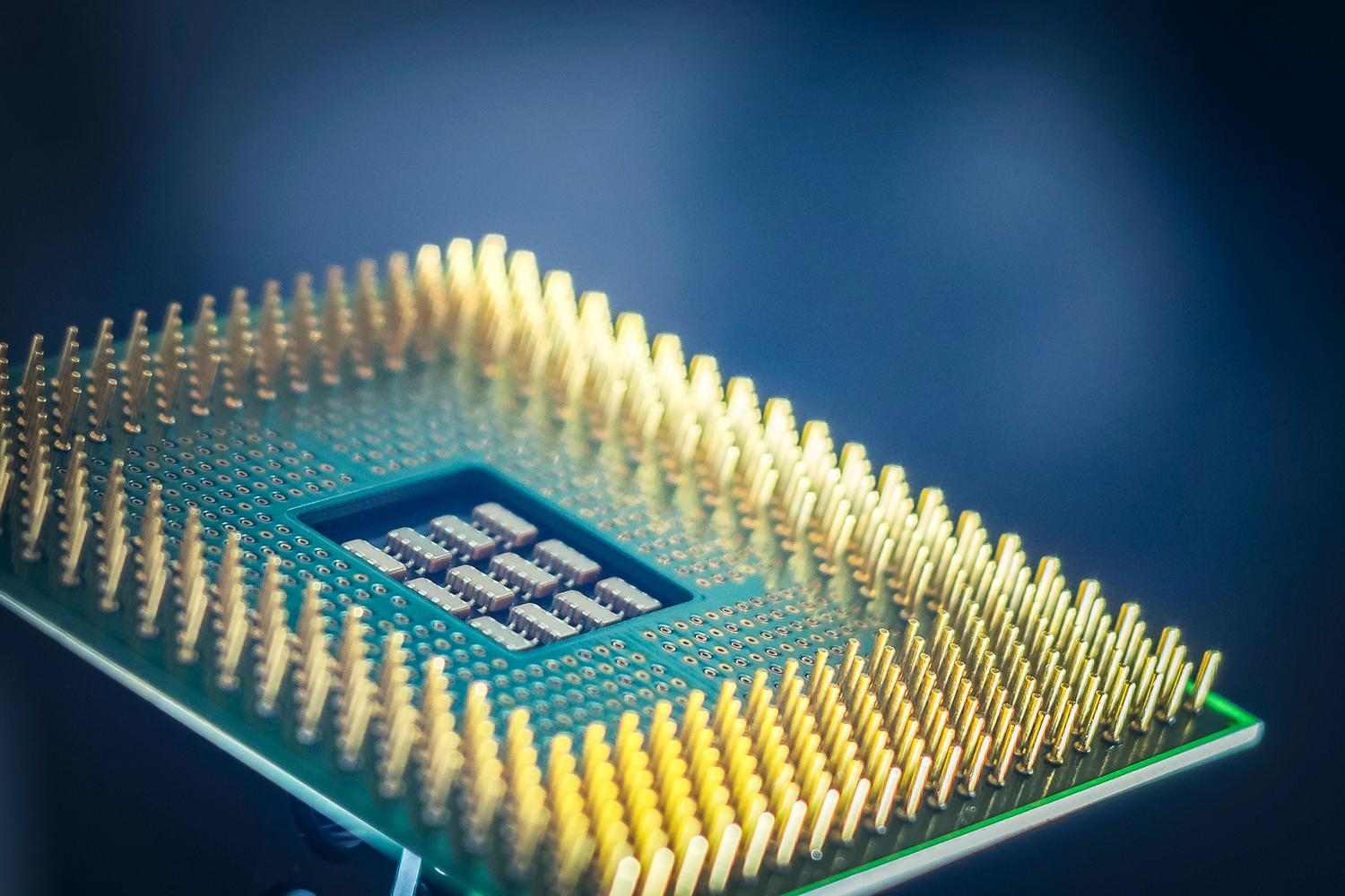 Primer plano macro de un procesador CPU, ilustrando la unidad de procesamiento neuronal (NPU) y la arquitectura de hardware. Primer plano macro de un procesador CPU, ilustrando la unidad de procesamiento neuronal (NPU) y la arquitectura de hardware.