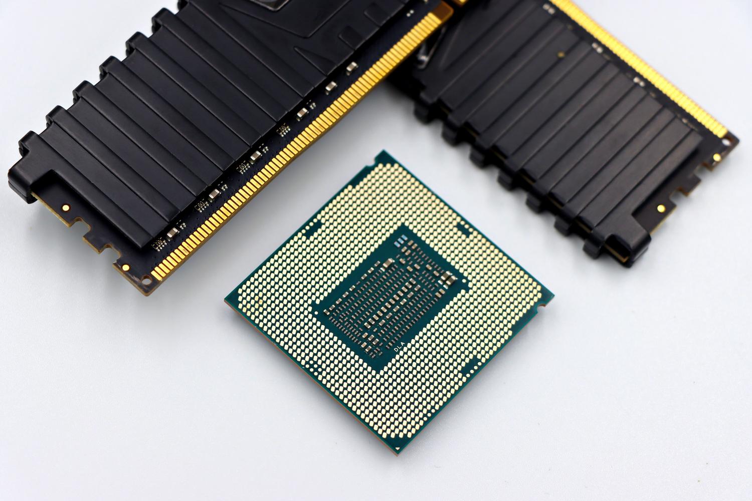 Componentes de hardware como CPU y módulos de memoria RAM, destacando la importancia de la RAM y el almacenamiento en equipos de IA. Componentes de hardware como CPU y módulos de memoria RAM, destacando la importancia de la RAM y el almacenamiento en equipos de IA.