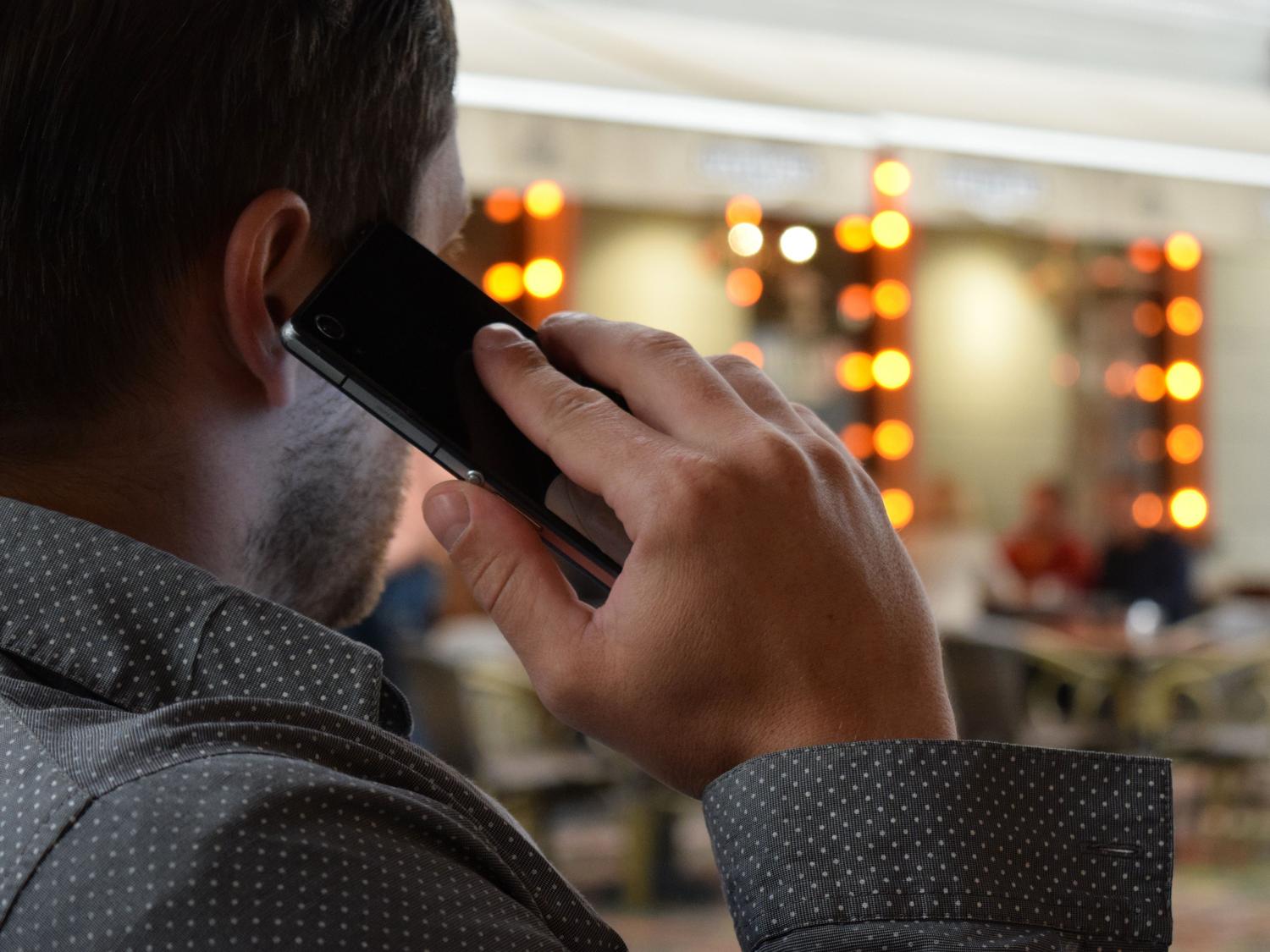 Hombre de negocios hablando por teléfono en un entorno profesional, adecuado para secciones sobre grabación de llamadas laborales o acuerdos verbales. Hombre de negocios hablando por teléfono en un entorno profesional, adecuado para secciones sobre grabación de llamadas laborales o acuerdos verbales.
