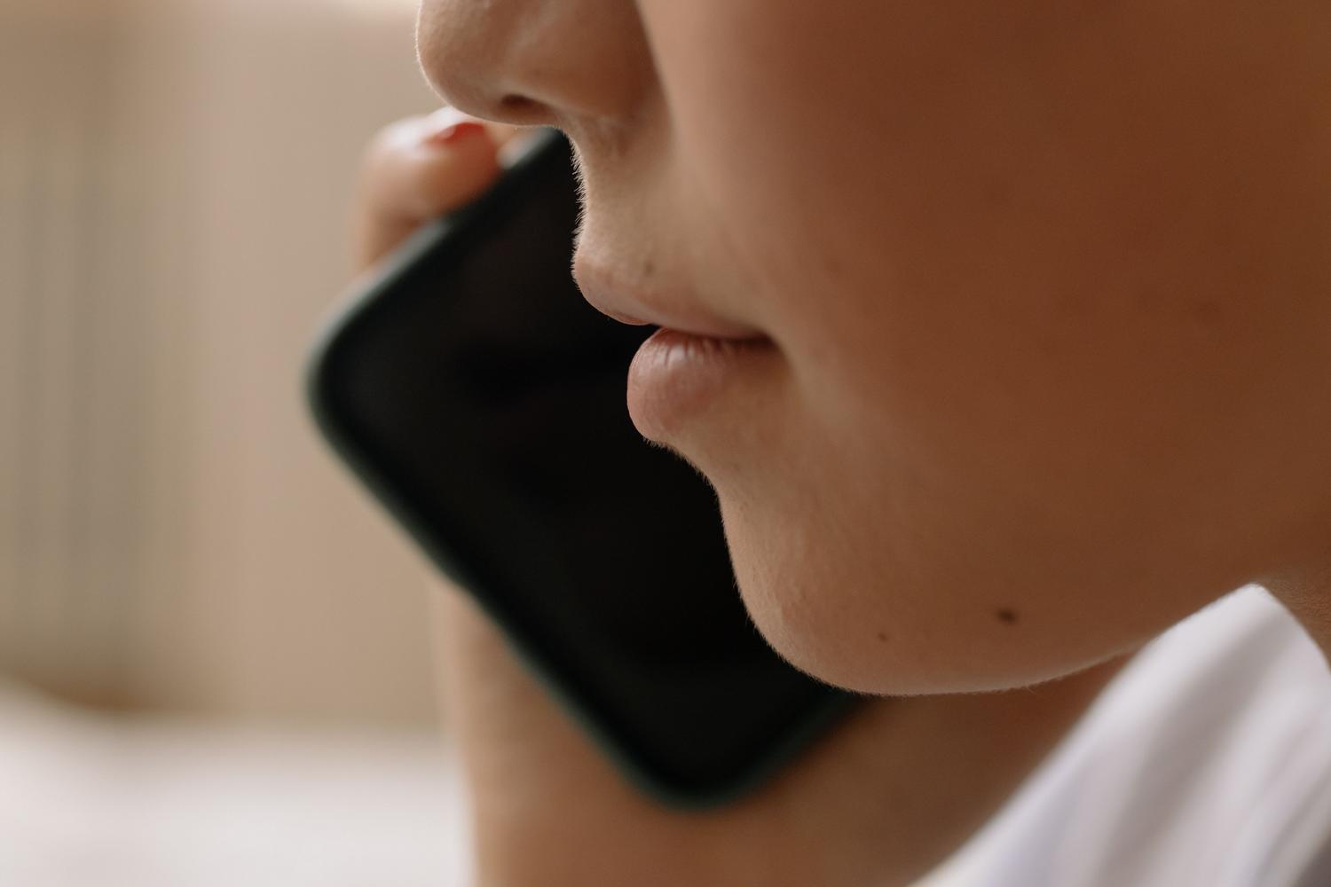 Primer plano de una persona hablando por teléfono móvil, ideal para representar la acción de llamar y grabar conversaciones de forma genérica. Primer plano de una persona hablando por teléfono móvil, ideal para representar la acción de llamar y grabar conversaciones de forma genérica.