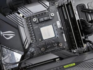 Vista detallada del interior de un PC gaming con una placa base ASUS ROG y un procesador AMD Ryzen instalado.