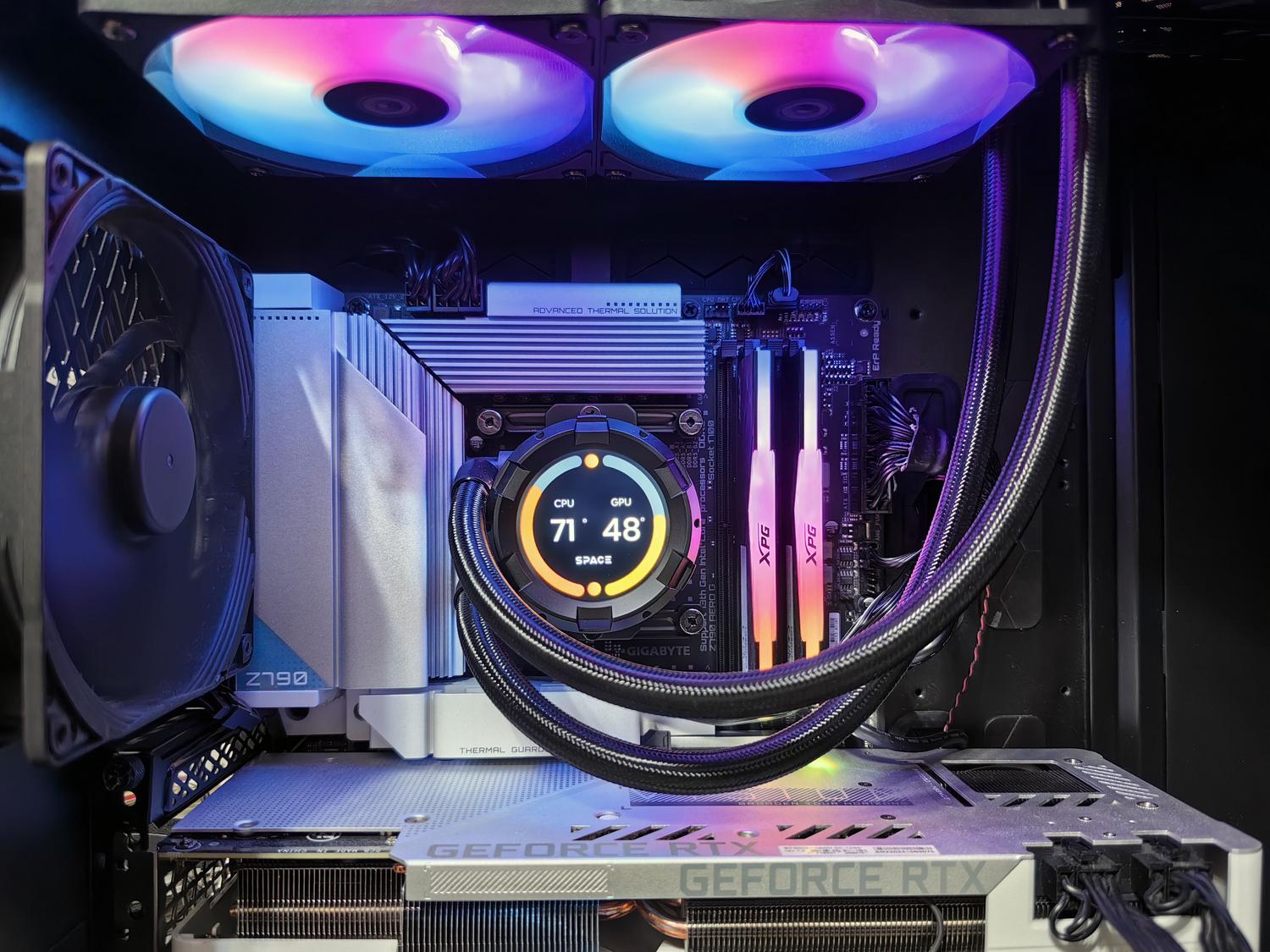 Vista general del interior de un ordenador de alto rendimiento con iluminación RGB, GPU y ventiladores de refrigeración. Vista general del interior de un ordenador de alto rendimiento con iluminación RGB, GPU y ventiladores de refrigeración.