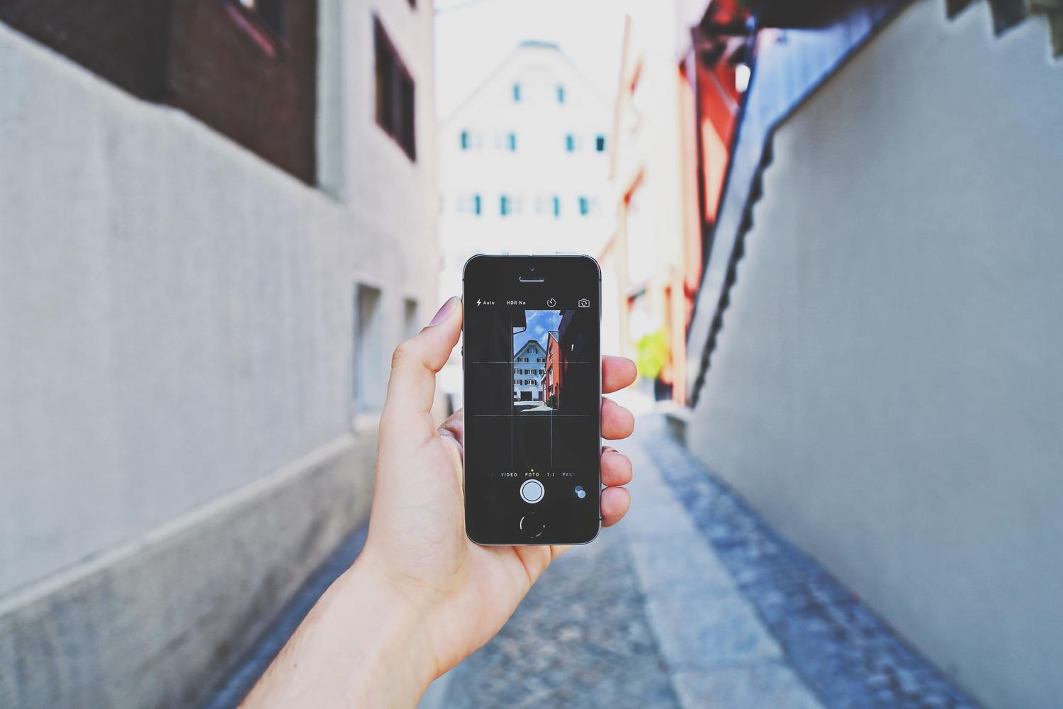 Captura de arquitectura urbana desde la pantalla de un móvil, resaltando el encuadre y el uso de herramientas profesionales de fotografía móvil. Captura de arquitectura urbana desde la pantalla de un móvil, resaltando el encuadre y el uso de herramientas profesionales de fotografía móvil.