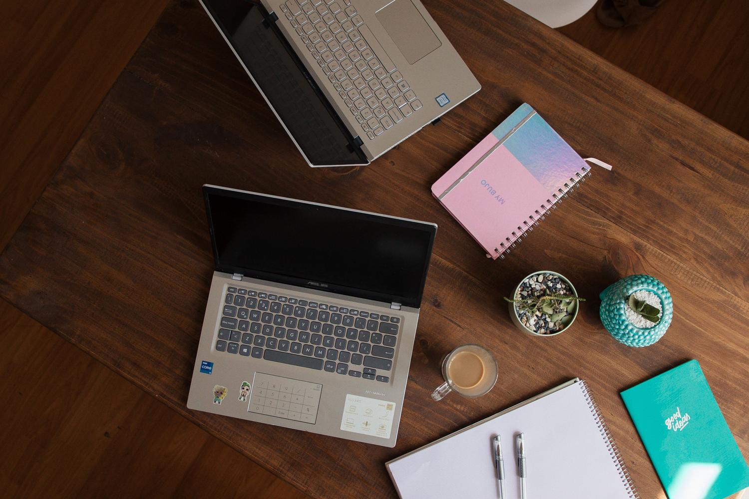 Espacio de trabajo moderno y organizado con ordenadores portátiles, simbolizando la productividad y el entorno de escritorio Espacio de trabajo moderno y organizado con ordenadores portátiles, simbolizando la productividad y el entorno de escritorio