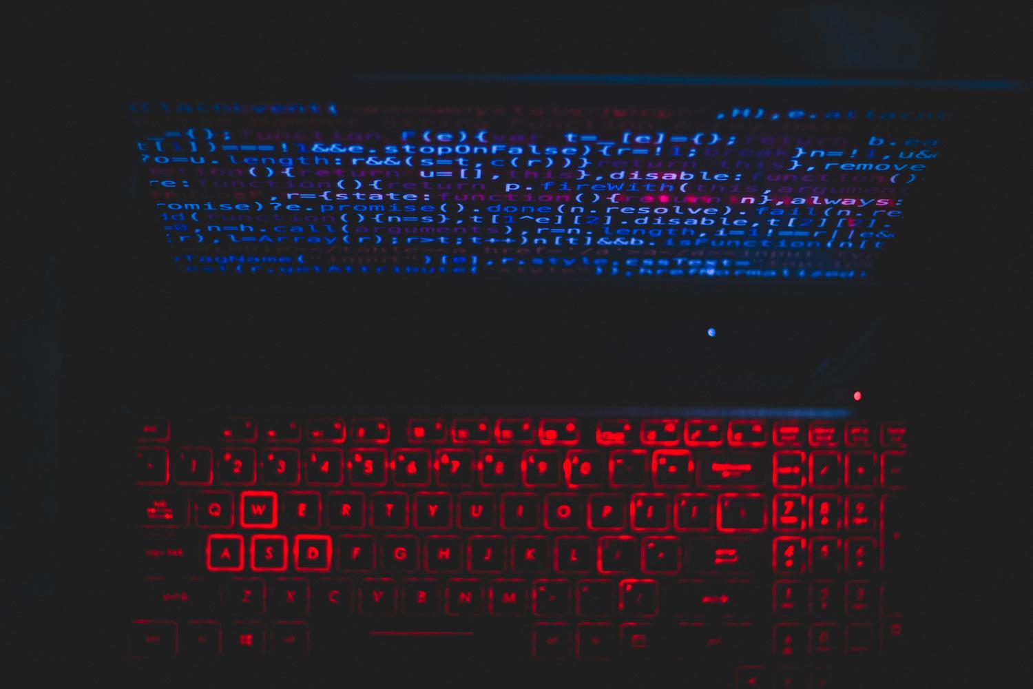 Setup tecnológico avanzado con teclado LED y código en pantalla, evocando la vanguardia tecnológica de Windows 12 Setup tecnológico avanzado con teclado LED y código en pantalla, evocando la vanguardia tecnológica de Windows 12