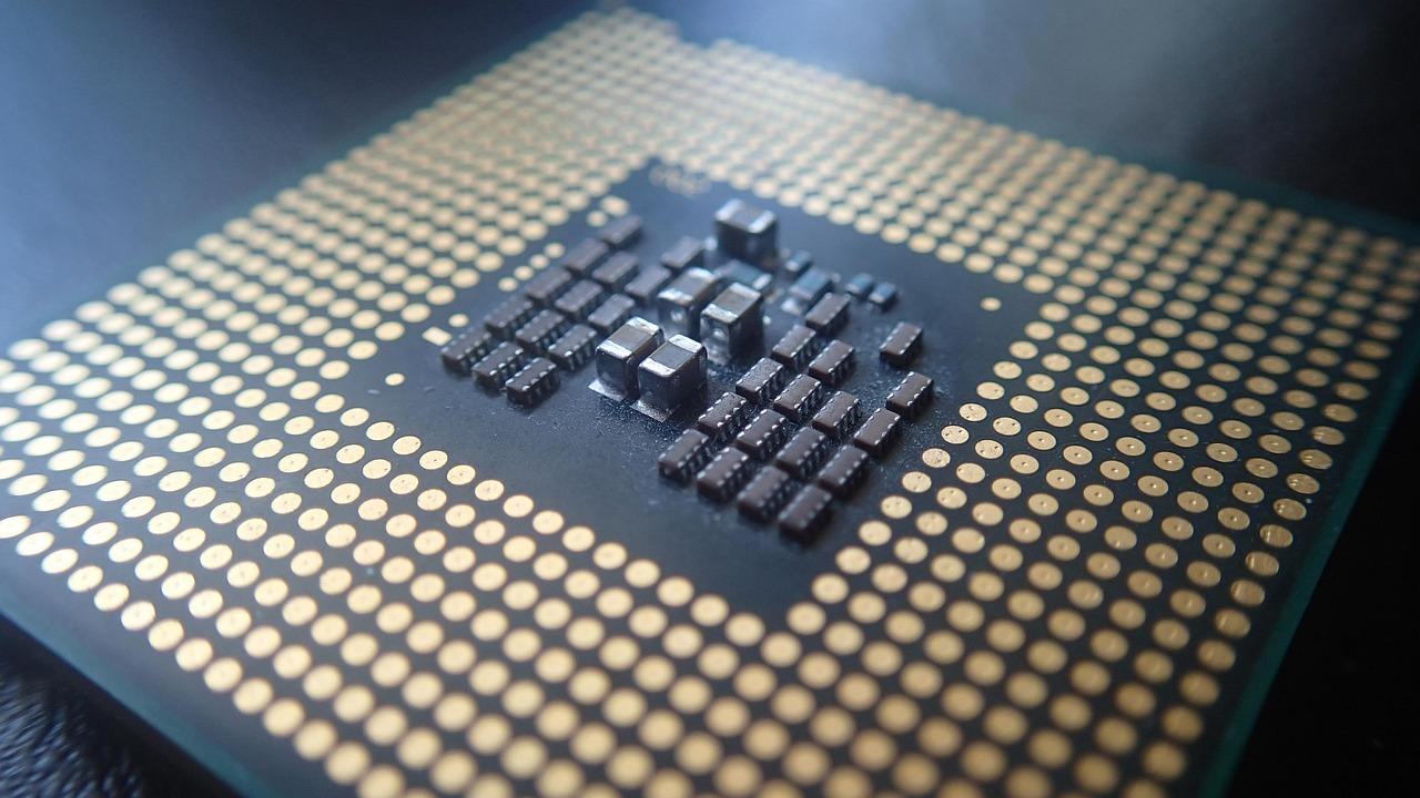 Primer plano de un procesador electrónico, representando el hardware necesario, las NPU y la arquitectura ARM Primer plano de un procesador electrónico, representando el hardware necesario, las NPU y la arquitectura ARM