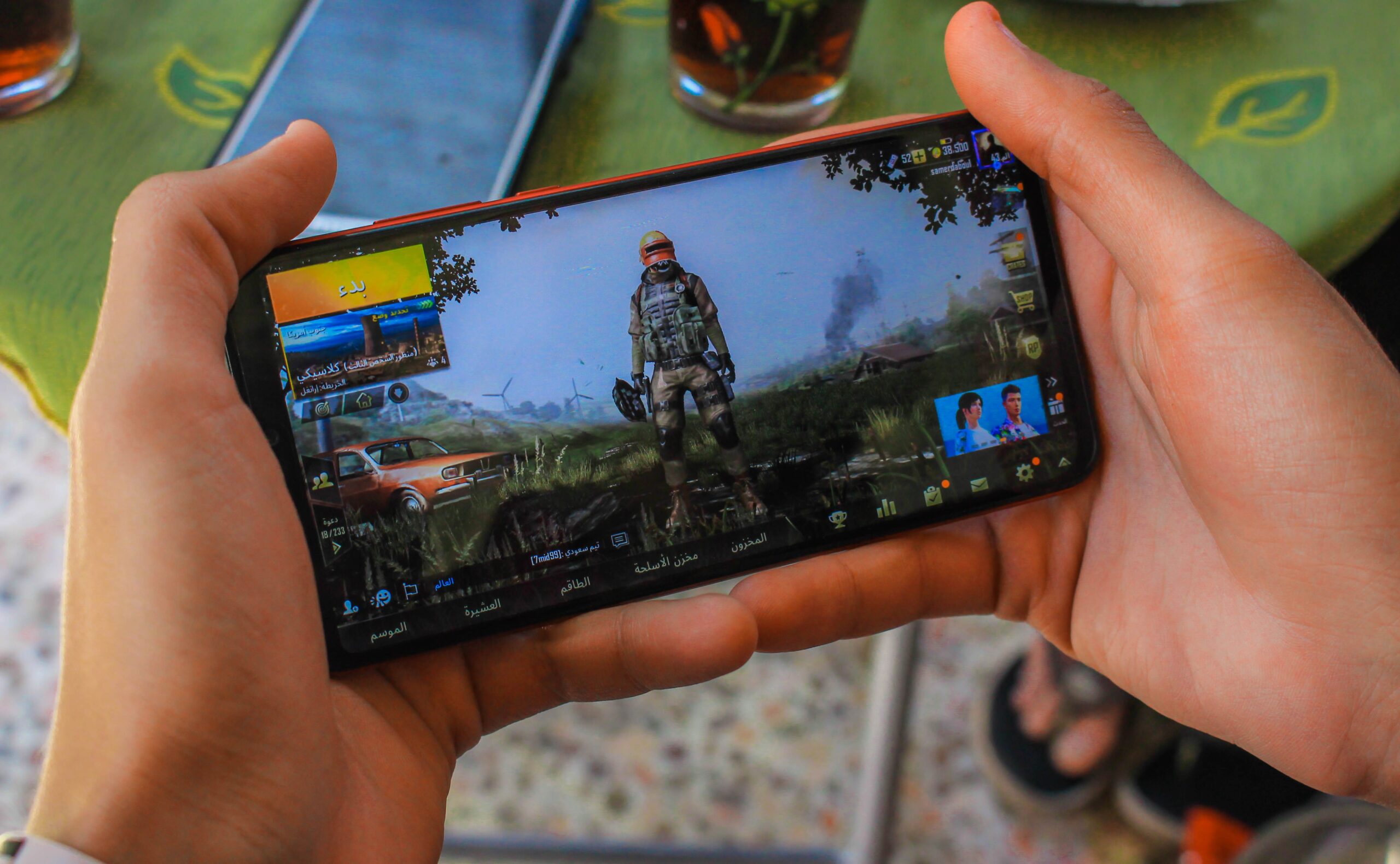 Persona jugando a un videojuego en un smartphone moderno, representando la nueva app Games de iOS 26. Persona jugando a un videojuego en un smartphone moderno, representando la nueva app Games de iOS 26.