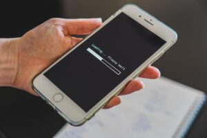 Pantalla de carga en un smartphone representando el proceso de buffering en streaming