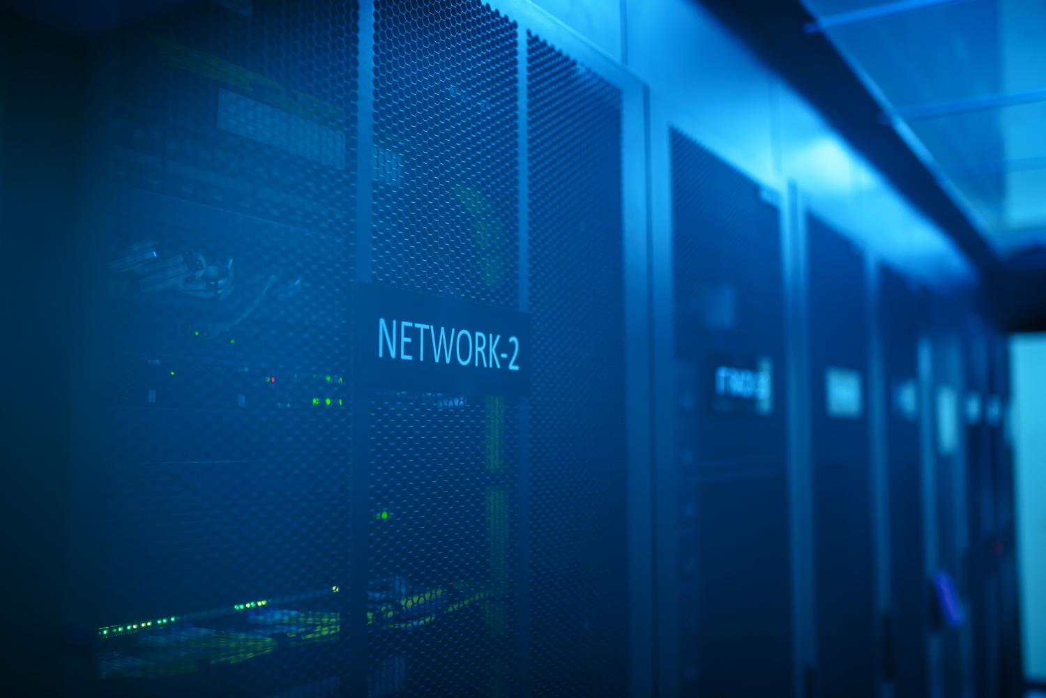 Vista de una sala de servidores moderna con equipamiento de red, representando el procesamiento de datos de ubicación y seguridad. Vista de una sala de servidores moderna con equipamiento de red, representando el procesamiento de datos de ubicación y seguridad.