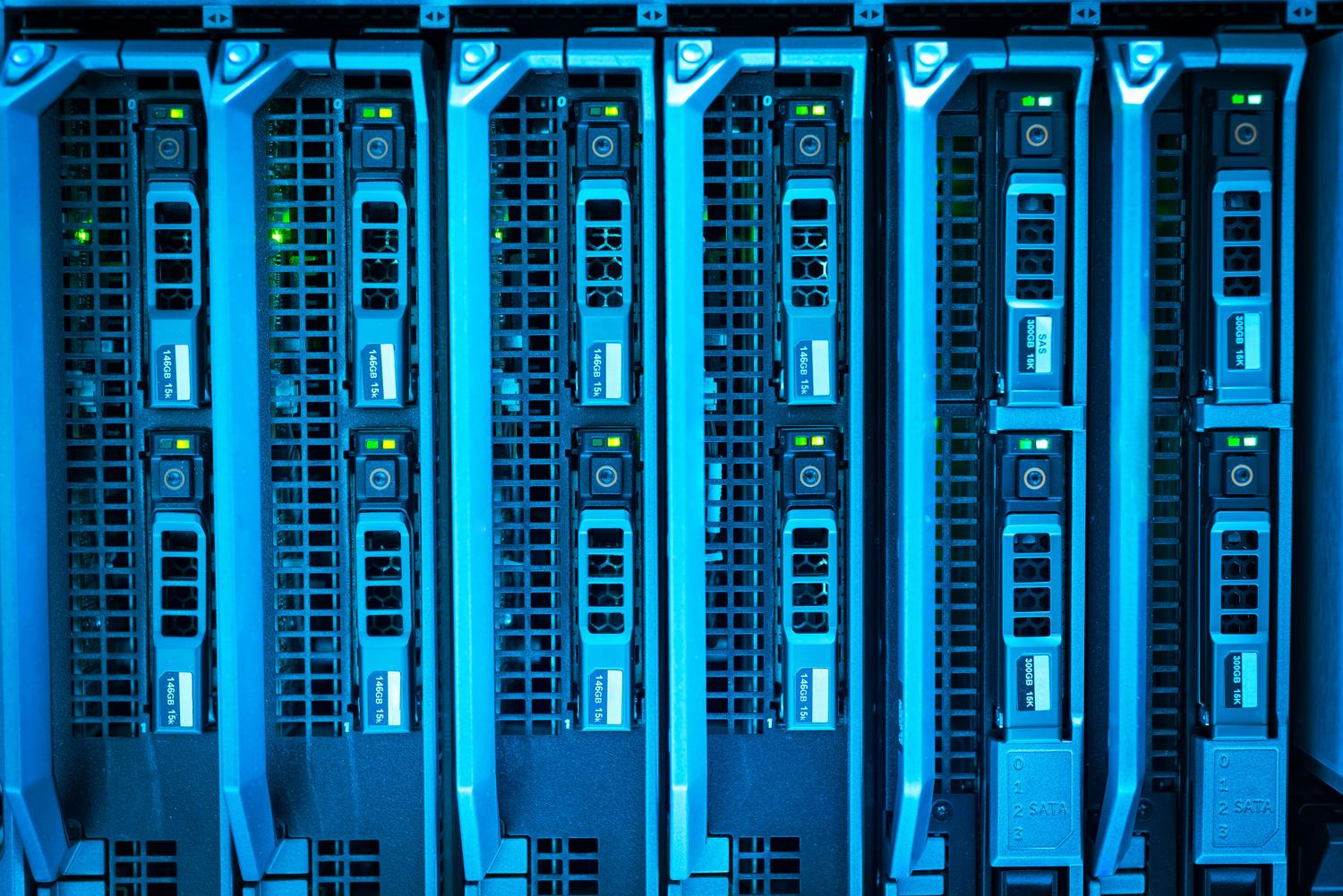Racks de servidores iluminados en un centro de datos, simbolizando la infraestructura técnica detrás de una API de geolocalización. Racks de servidores iluminados en un centro de datos, simbolizando la infraestructura técnica detrás de una API de geolocalización.