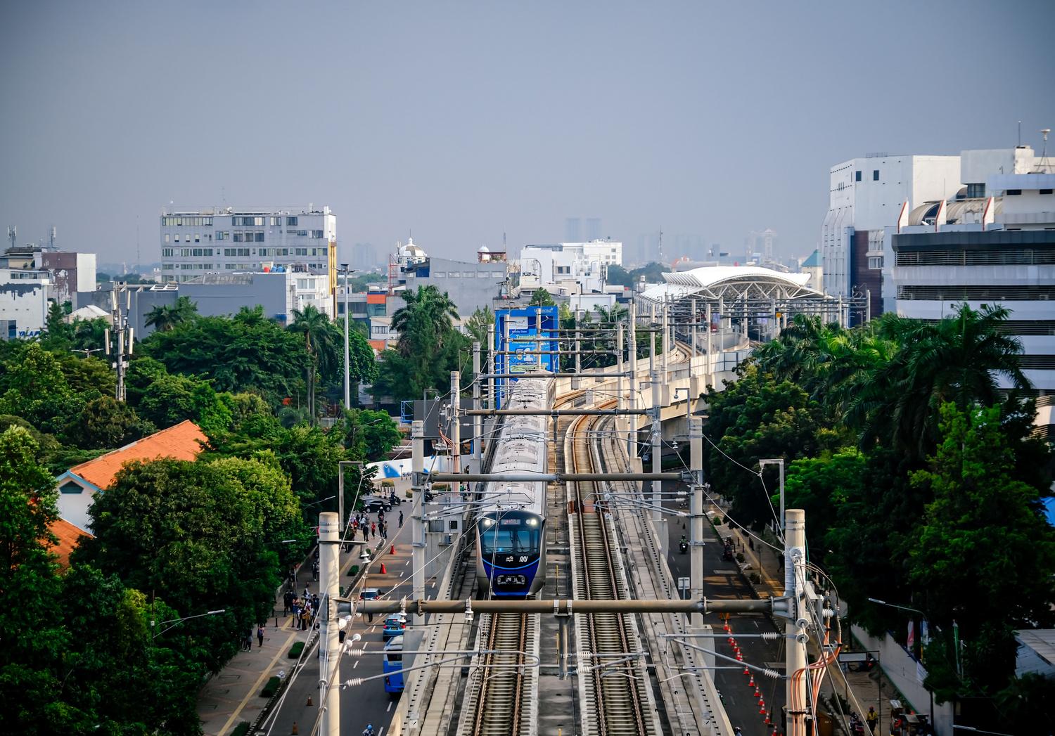 Tren ligero moderno circulando por una vía elevada en una ciudad, ilustrando la movilidad urbana sostenible y eficiente. Tren ligero moderno circulando por una vía elevada en una ciudad, ilustrando la movilidad urbana sostenible y eficiente.