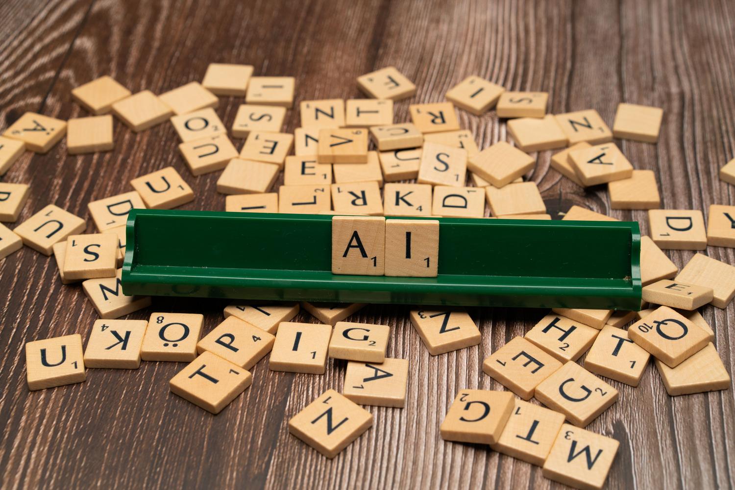 Letras de madera formando las siglas AI, simbolizando la formación en Inteligencia Artificial y Marketing Digital. Letras de madera formando las siglas AI, simbolizando la formación en Inteligencia Artificial y Marketing Digital.