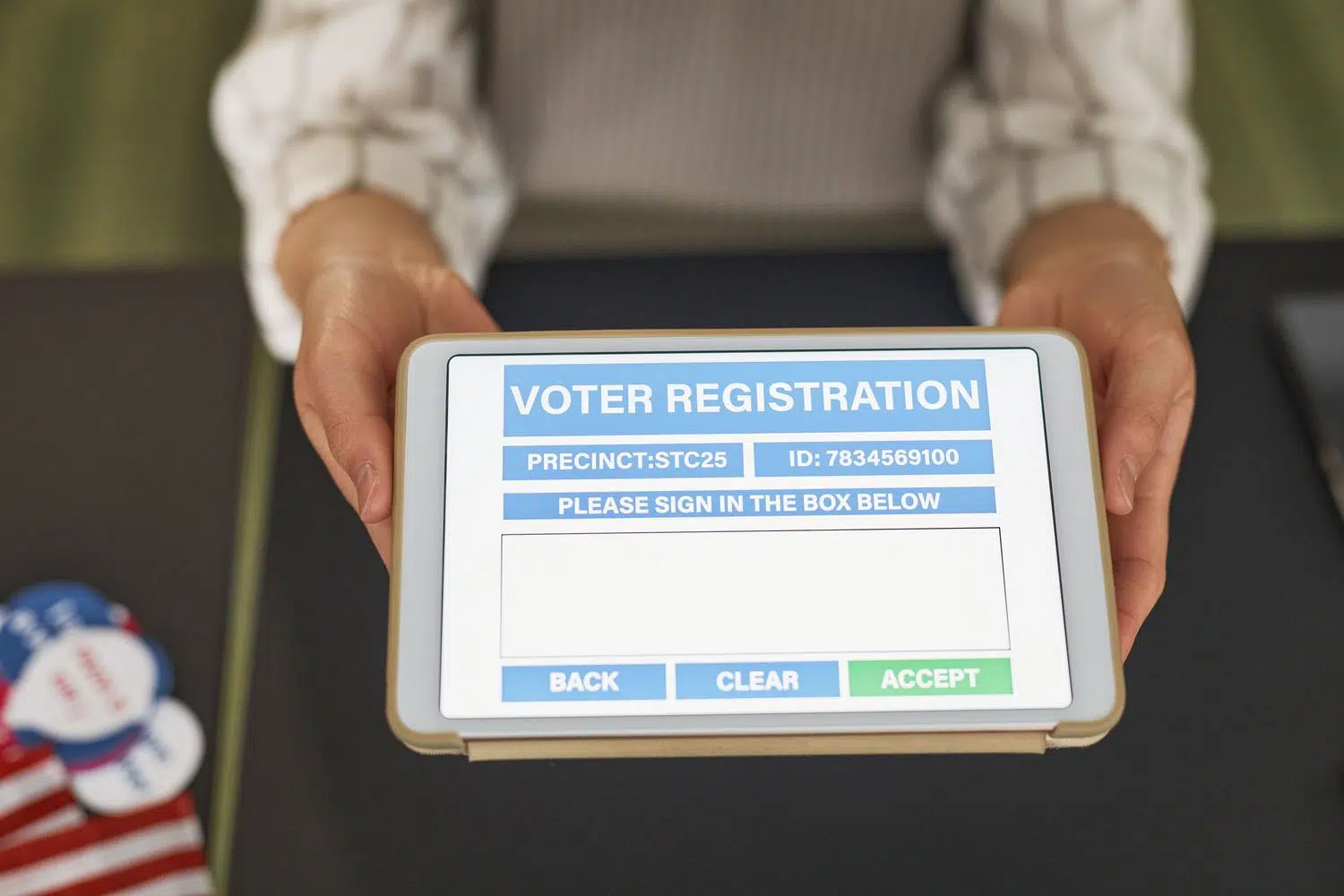 Primer plano de unas manos sosteniendo una tablet con un formulario de registro de votantes digital, representando la participación ciudadana y el acceso a servicios públicos electrónicos. Primer plano de unas manos sosteniendo una tablet con un formulario de registro de votantes digital, representando la participación ciudadana y el acceso a servicios públicos electrónicos.