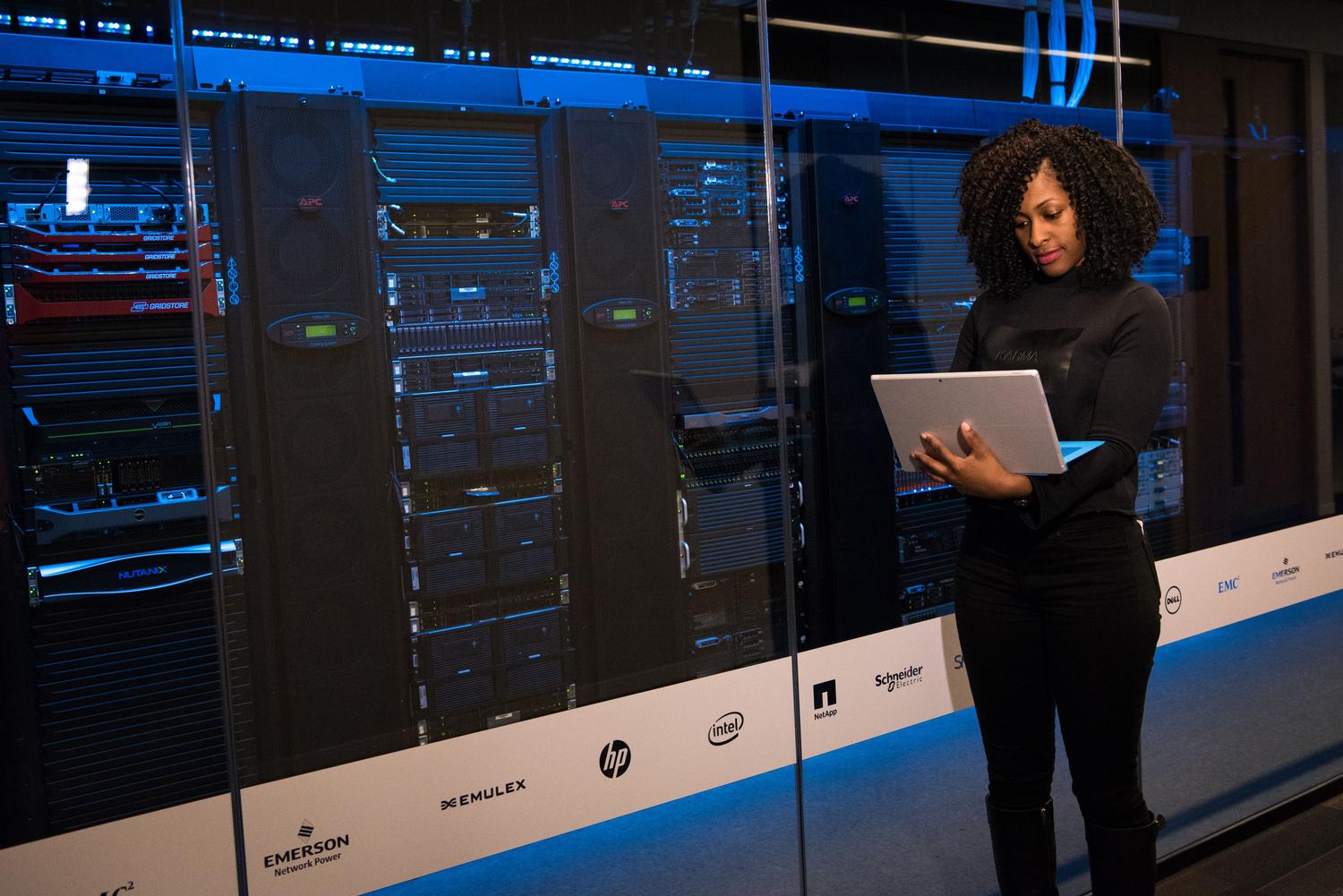 Ingeniera monitorizando servidores en un centro de datos, representando la infraestructura de nube híbrida de IBM. Ingeniera monitorizando servidores en un centro de datos, representando la infraestructura de nube híbrida de IBM.