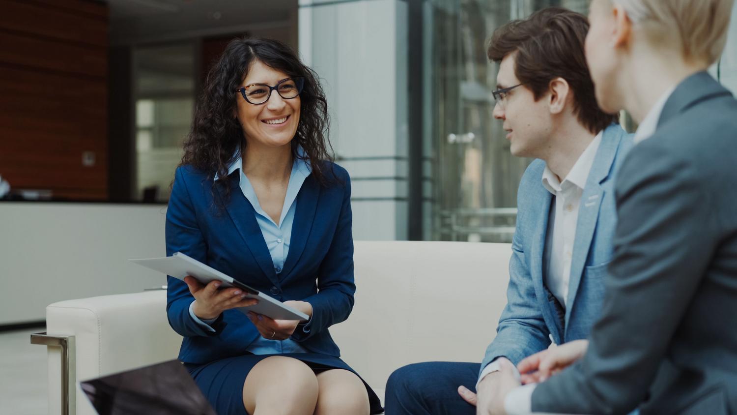 Profesionales analizando estrategias de negocio en una oficina moderna, representando los servicios de consultoría global de IBM. Profesionales analizando estrategias de negocio en una oficina moderna, representando los servicios de consultoría global de IBM.
