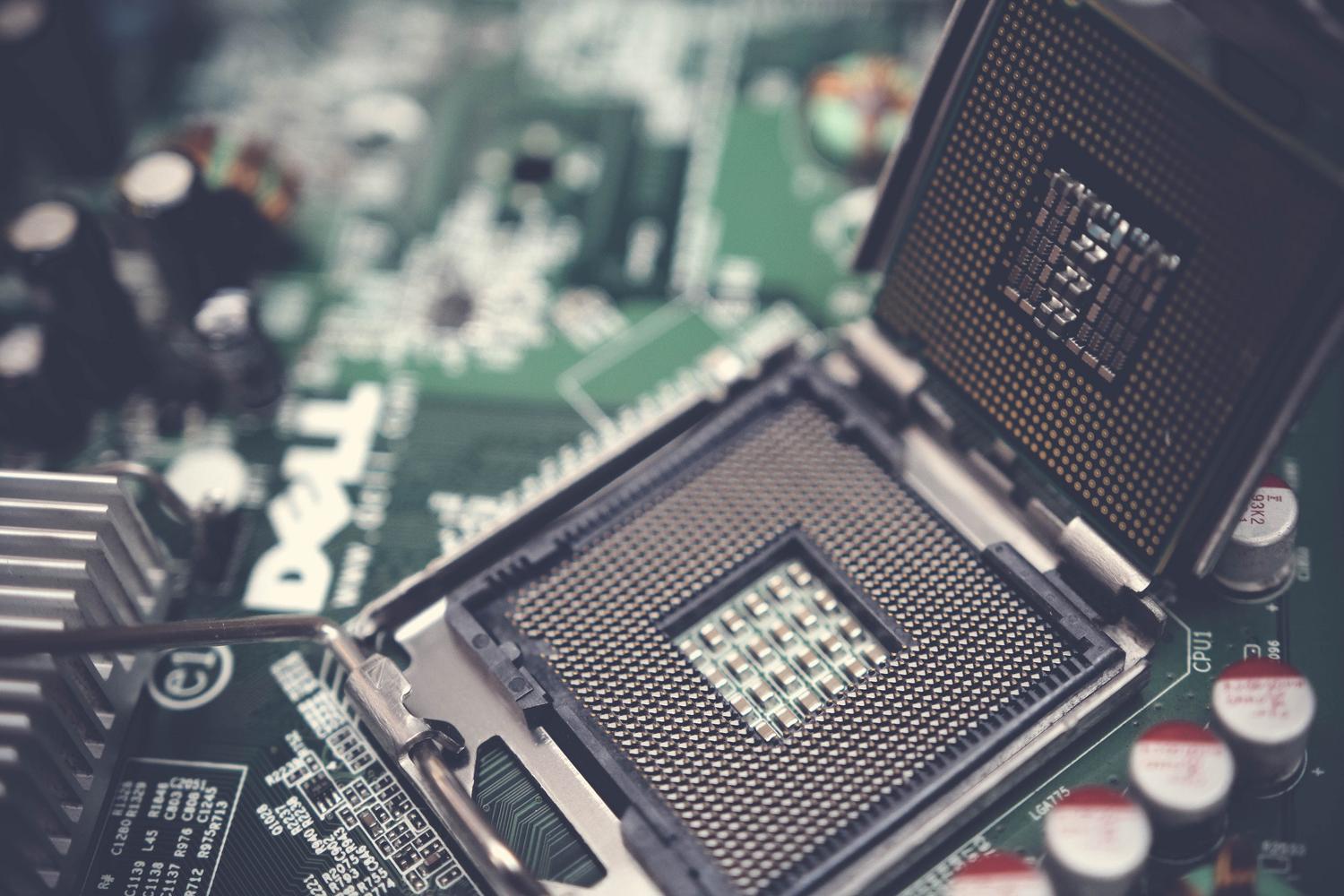 Primer plano de un zócalo de CPU abierto en una placa base, ejemplificando la importancia de la compatibilidad del socket. Primer plano de un zócalo de CPU abierto en una placa base, ejemplificando la importancia de la compatibilidad del socket.