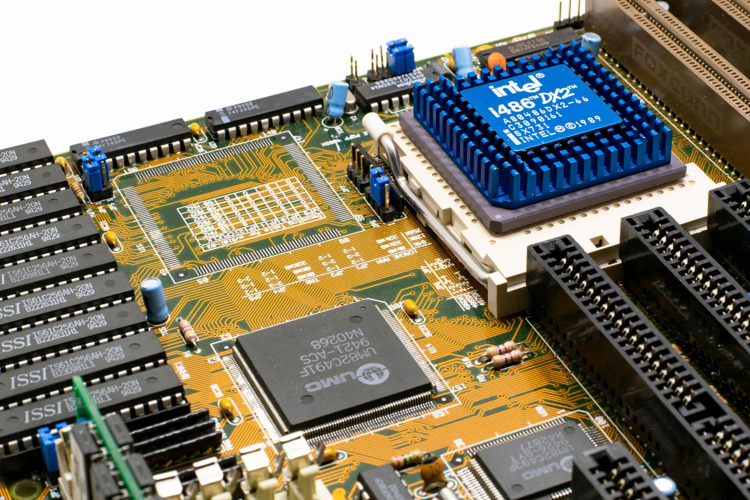 Procesador vintage Intel i486 DX2 instalado en una placa base antigua, ilustrando los inicios y la evolución de Intel. Procesador vintage Intel i486 DX2 instalado en una placa base antigua, ilustrando los inicios y la evolución de Intel.