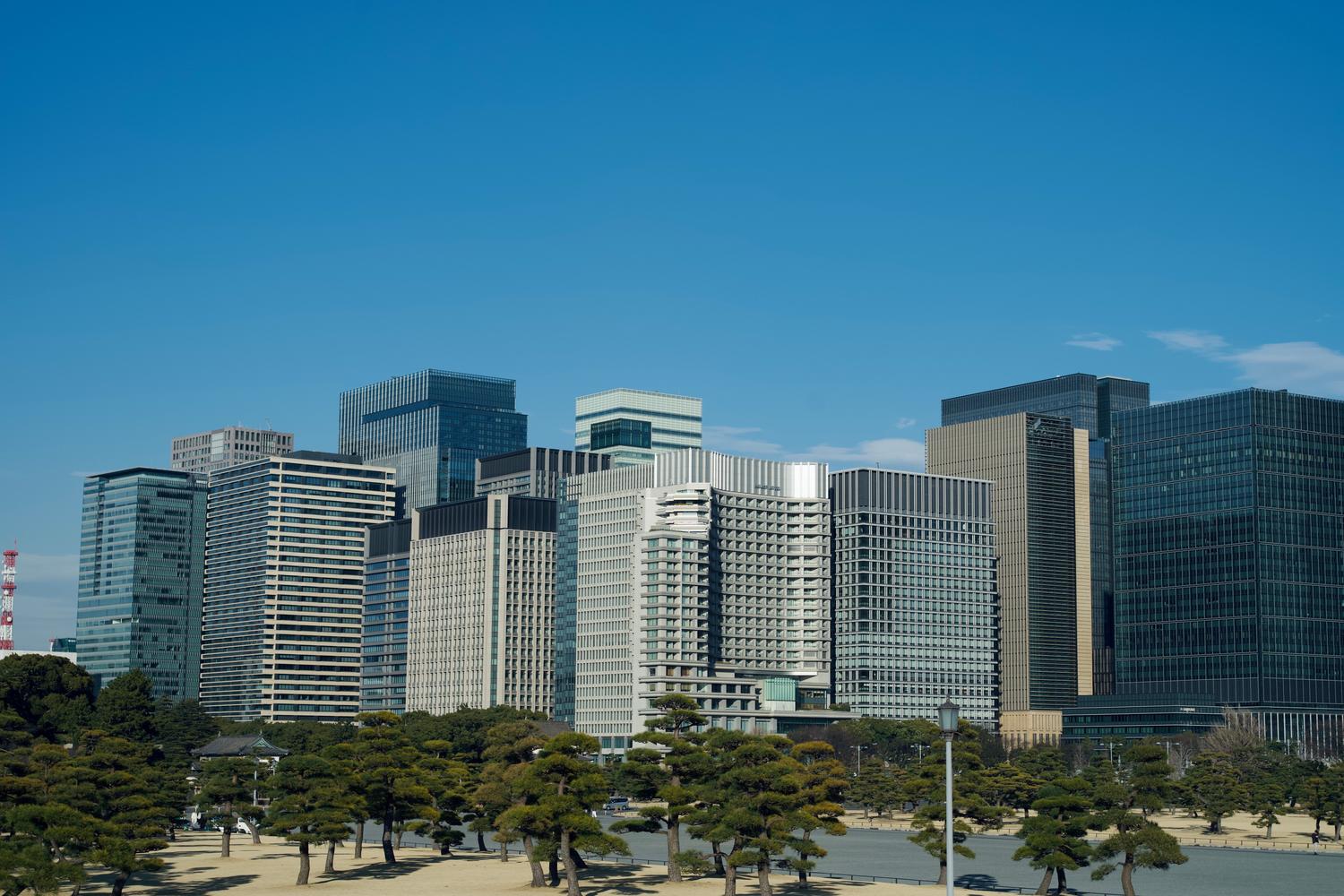 Skyline urbano con rascacielos modernos bajo un cielo despejado, ilustrando la presencia de Samsung en la construcción civil y obra pública. Skyline urbano con rascacielos modernos bajo un cielo despejado, ilustrando la presencia de Samsung en la construcción civil y obra pública.