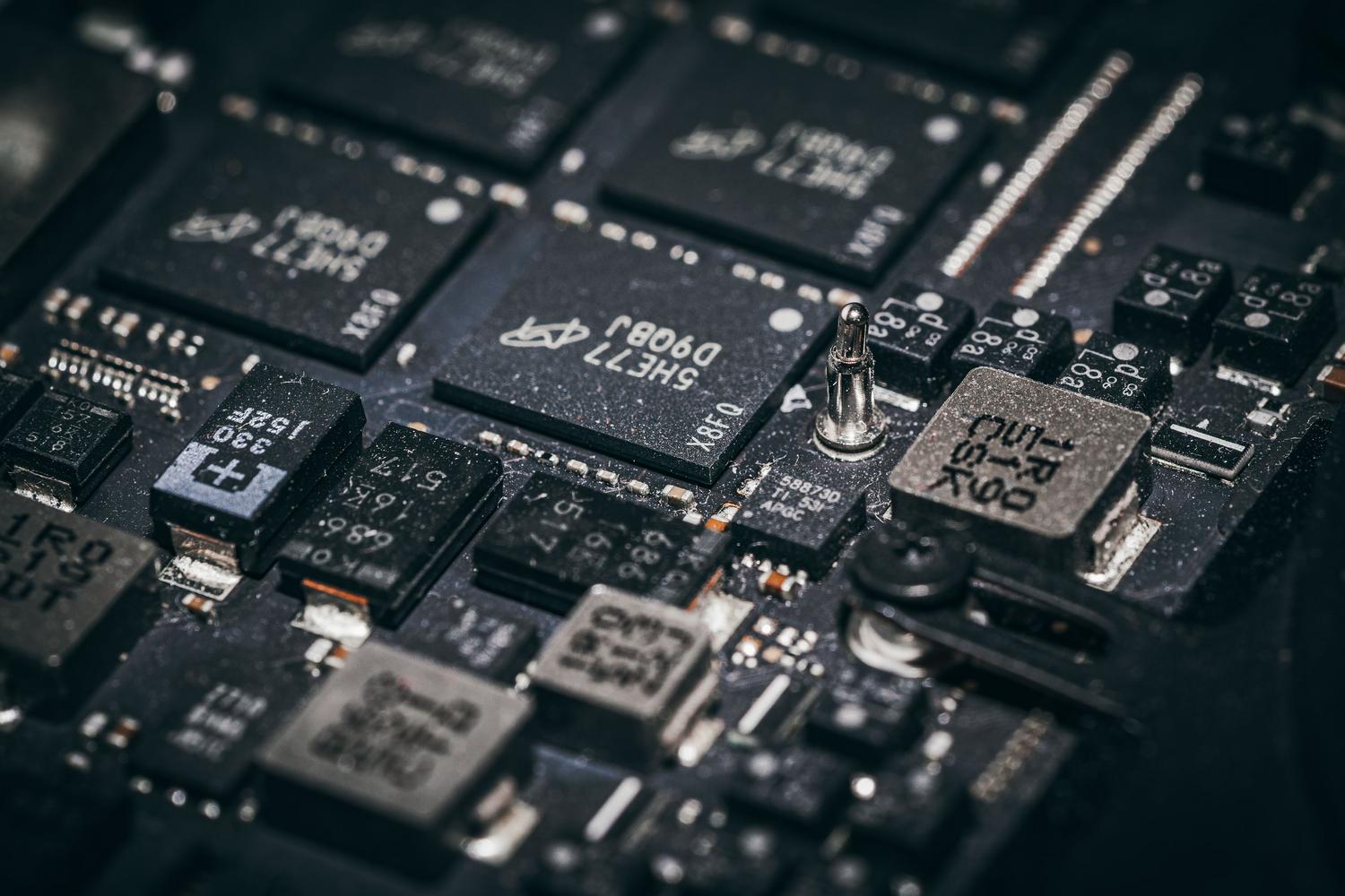 Primer plano detallado de microchips electrónicos en una placa de circuito, representando la división de semiconductores de Samsung. Primer plano detallado de microchips electrónicos en una placa de circuito, representando la división de semiconductores de Samsung.