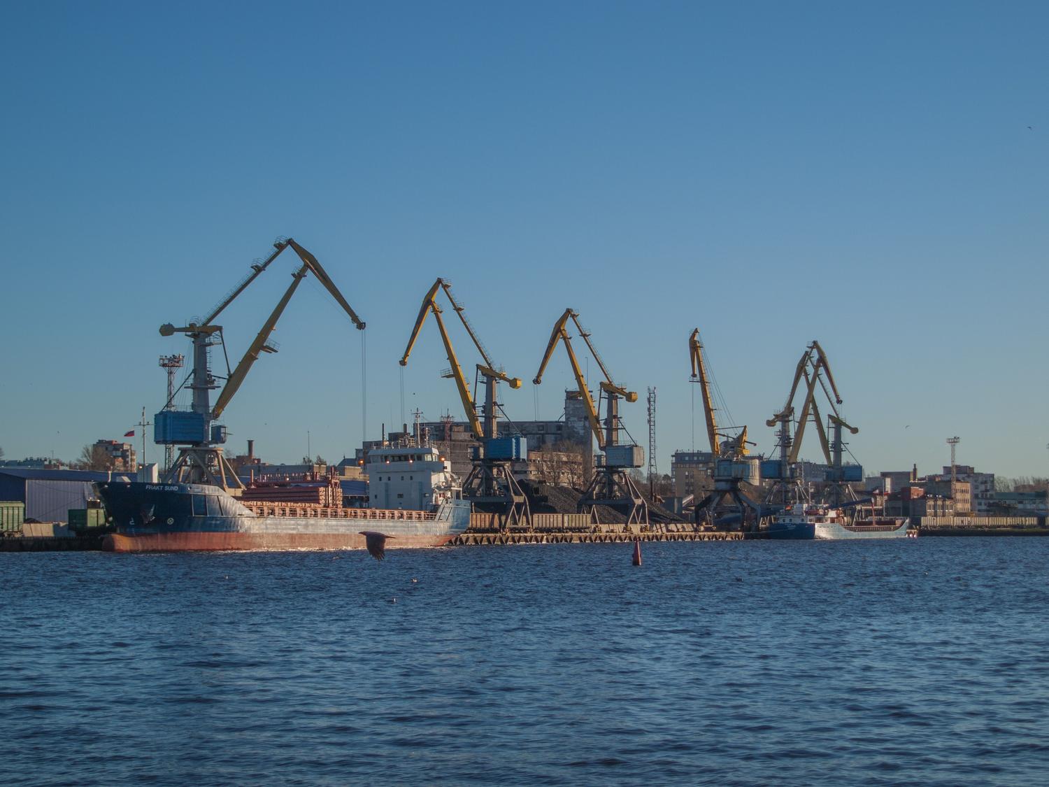 Astillero industrial con grúas y barcos en construcción, representando la industria pesada y naval de Samsung Heavy Industries. Astillero industrial con grúas y barcos en construcción, representando la industria pesada y naval de Samsung Heavy Industries.