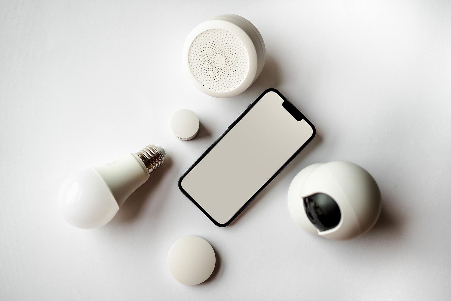 Conjunto de dispositivos inteligentes y smartphone, simbolizando la conectividad masiva de la domótica con WiFi 7. Conjunto de dispositivos inteligentes y smartphone, simbolizando la conectividad masiva de la domótica con WiFi 7.