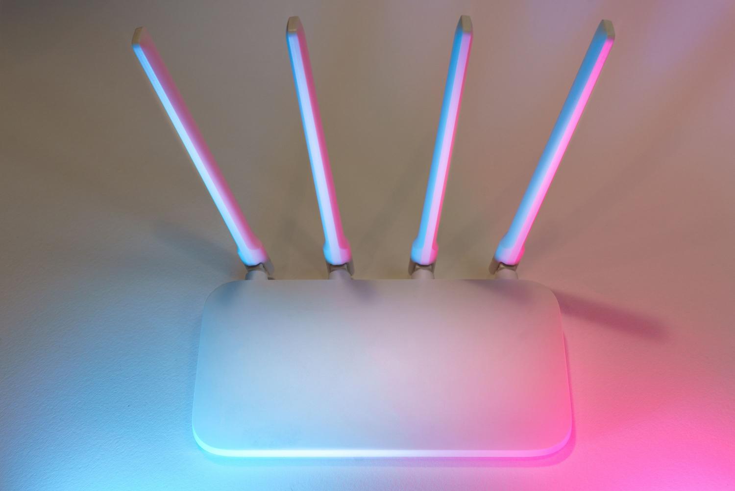 Router inalámbrico moderno con antenas y luces LED, representando la tecnología avanzada del WiFi 7. Router inalámbrico moderno con antenas y luces LED, representando la tecnología avanzada del WiFi 7.