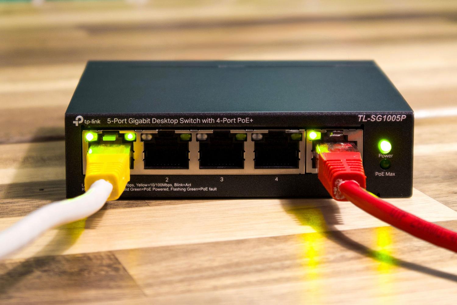 Cables Ethernet conectados a un switch de red, representando la conexión cableada que el WiFi 7 busca sustituir. Cables Ethernet conectados a un switch de red, representando la conexión cableada que el WiFi 7 busca sustituir.
