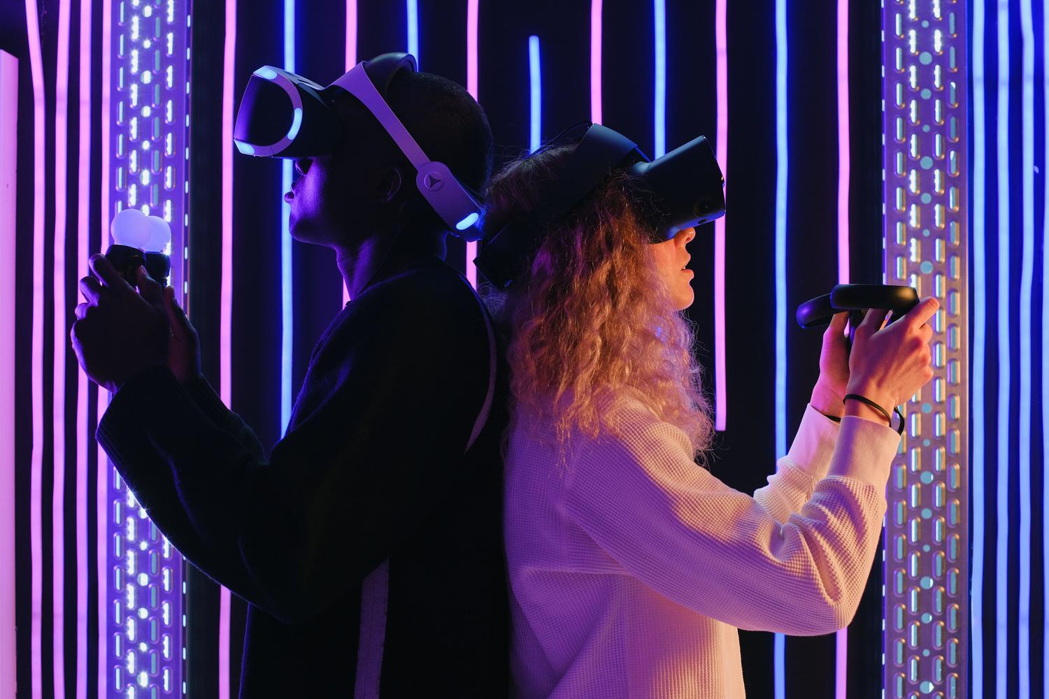 Usuarios de realidad virtual en un entorno futurista, resaltando la capacidad de streaming 8K y la bajísima latencia. Usuarios de realidad virtual en un entorno futurista, resaltando la capacidad de streaming 8K y la bajísima latencia.