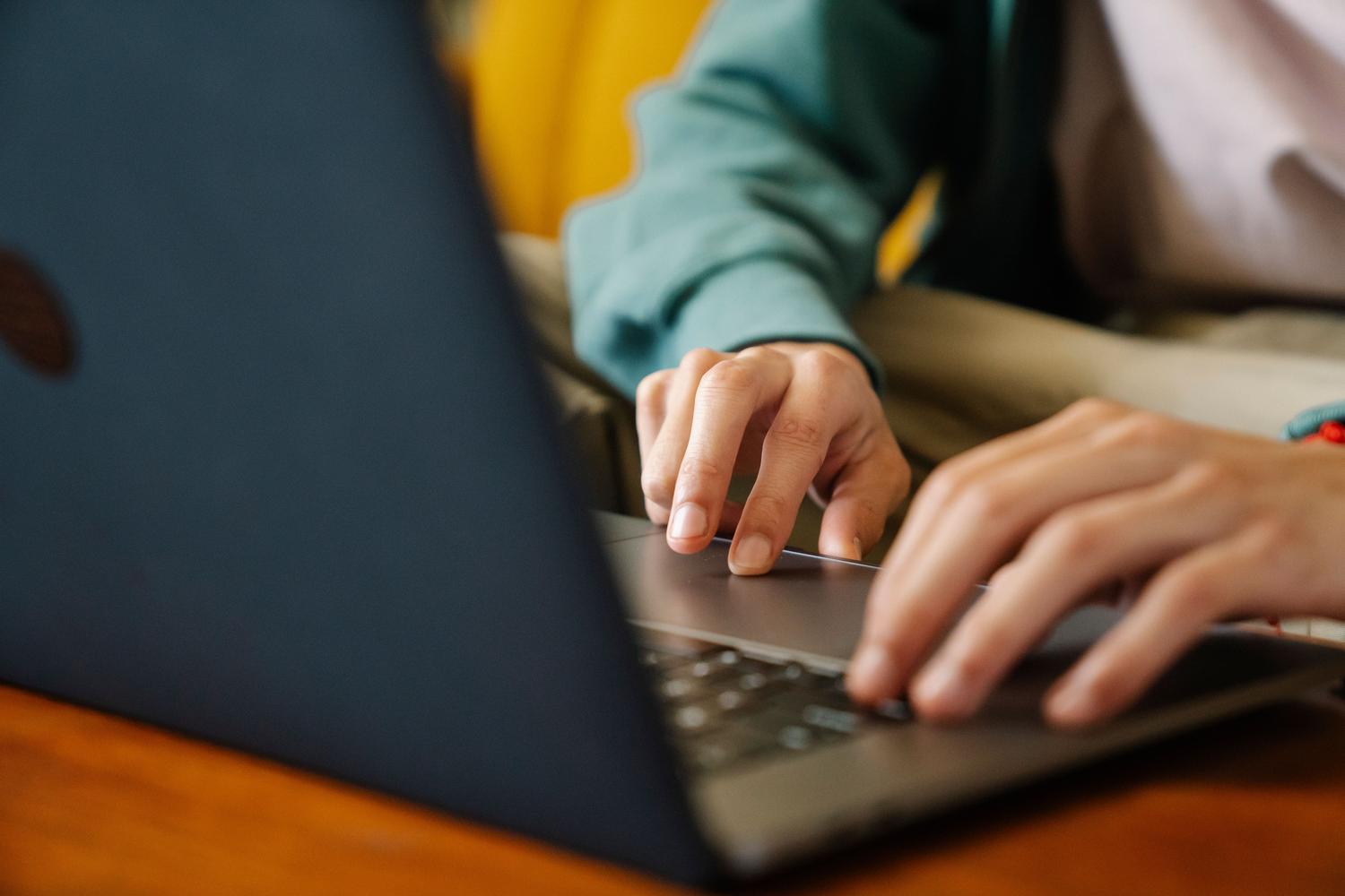 Primer plano de las manos de un estudiante tecleando en una laptop, representando el acceso remoto a la plataforma Canvas. Primer plano de las manos de un estudiante tecleando en una laptop, representando el acceso remoto a la plataforma Canvas.
