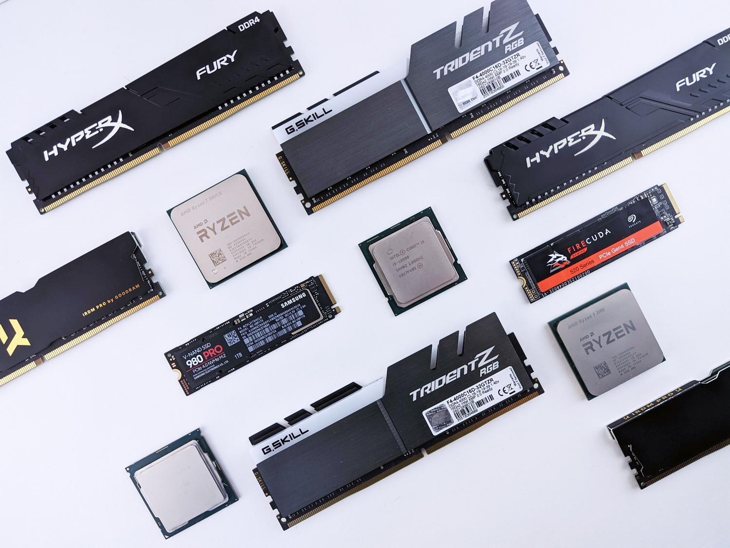 Componentes de hardware de ordenador, incluyendo módulos de memoria RAM y procesadores sobre un fondo blanco. Componentes de hardware de ordenador, incluyendo módulos de memoria RAM y procesadores sobre un fondo blanco.