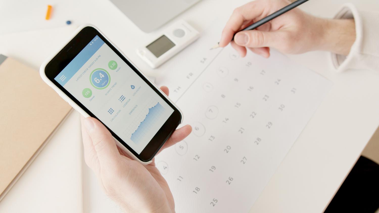 Primer plano de unas manos utilizando un smartphone para gestionar información de salud. Primer plano de unas manos utilizando un smartphone para gestionar información de salud.