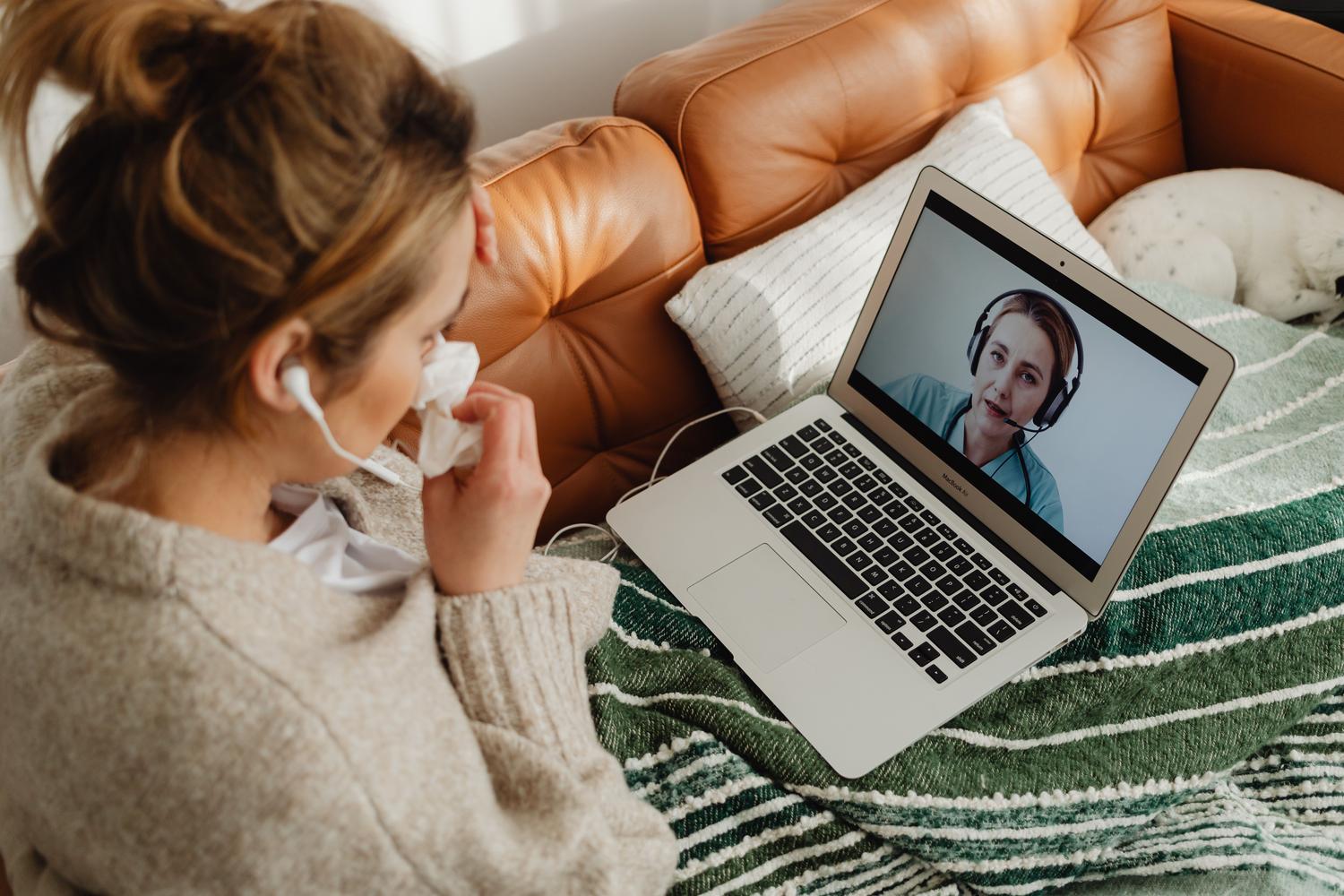 Mujer realizando una consulta médica virtual en su portátil desde la comodidad de su hogar. Mujer realizando una consulta médica virtual en su portátil desde la comodidad de su hogar.