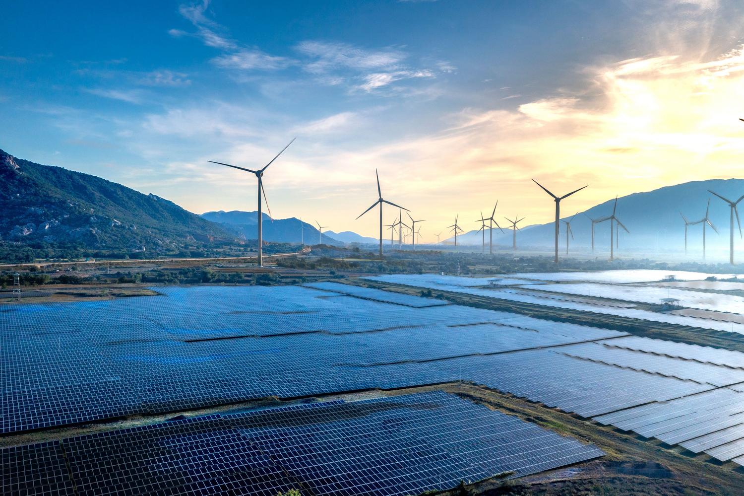 Paisaje aéreo de un parque de energía solar y eólica, simbolizando la transición hacia fuentes renovables para alimentar la tecnología. Paisaje aéreo de un parque de energía solar y eólica, simbolizando la transición hacia fuentes renovables para alimentar la tecnología.
