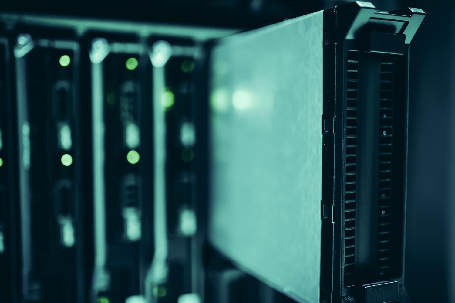 Primer plano de racks de servidores en un centro de datos, representando la infraestructura física y el alto consumo eléctrico de la IA. Primer plano de racks de servidores en un centro de datos, representando la infraestructura física y el alto consumo eléctrico de la IA.