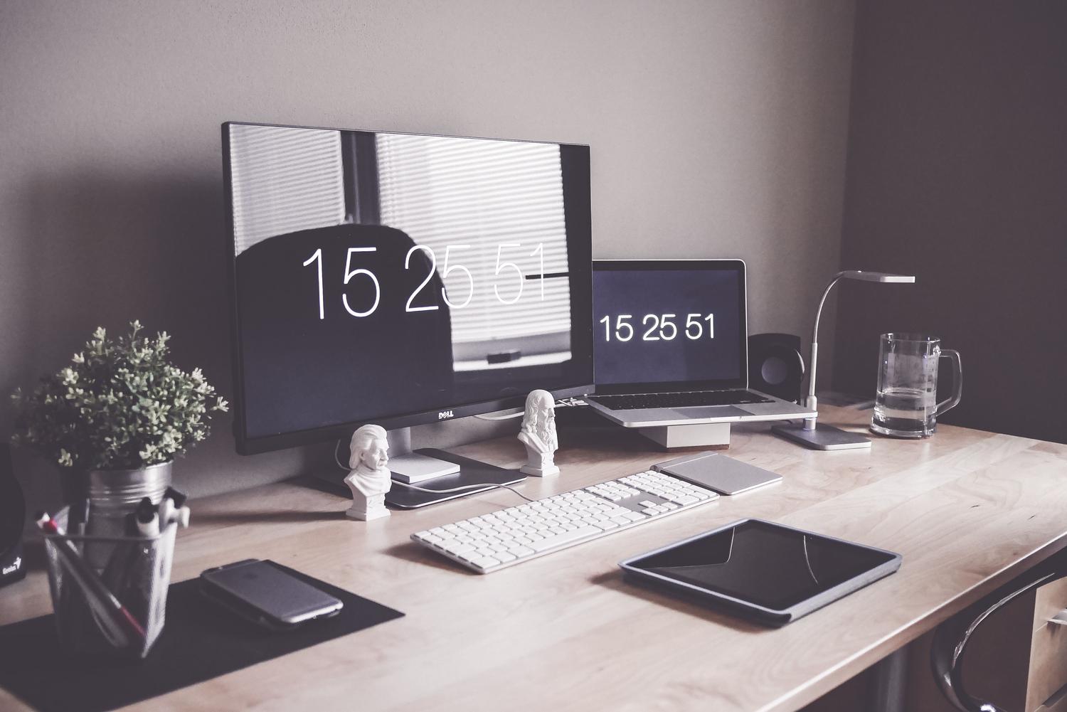 Escritorio de oficina organizado con monitores y portátil, representando la eficiencia del modelo Device-as-a-Service. Escritorio de oficina organizado con monitores y portátil, representando la eficiencia del modelo Device-as-a-Service.