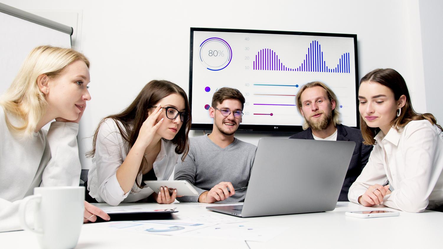 Grupo de trabajo analizando indicadores de rendimiento y datos en una pantalla digital de SharePoint Grupo de trabajo analizando indicadores de rendimiento y datos en una pantalla digital de SharePoint