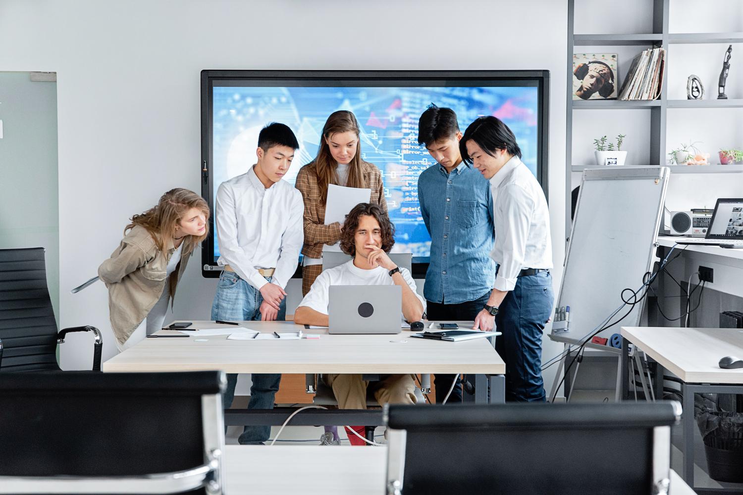 Equipo diverso de profesionales colaborando en un entorno digital de oficina moderna para crear un sitio compartido Equipo diverso de profesionales colaborando en un entorno digital de oficina moderna para crear un sitio compartido