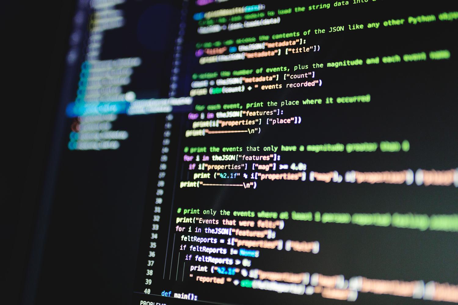 Código de programación representando diferentes tipos de licencias de software Primer plano de líneas de código de programación en una pantalla