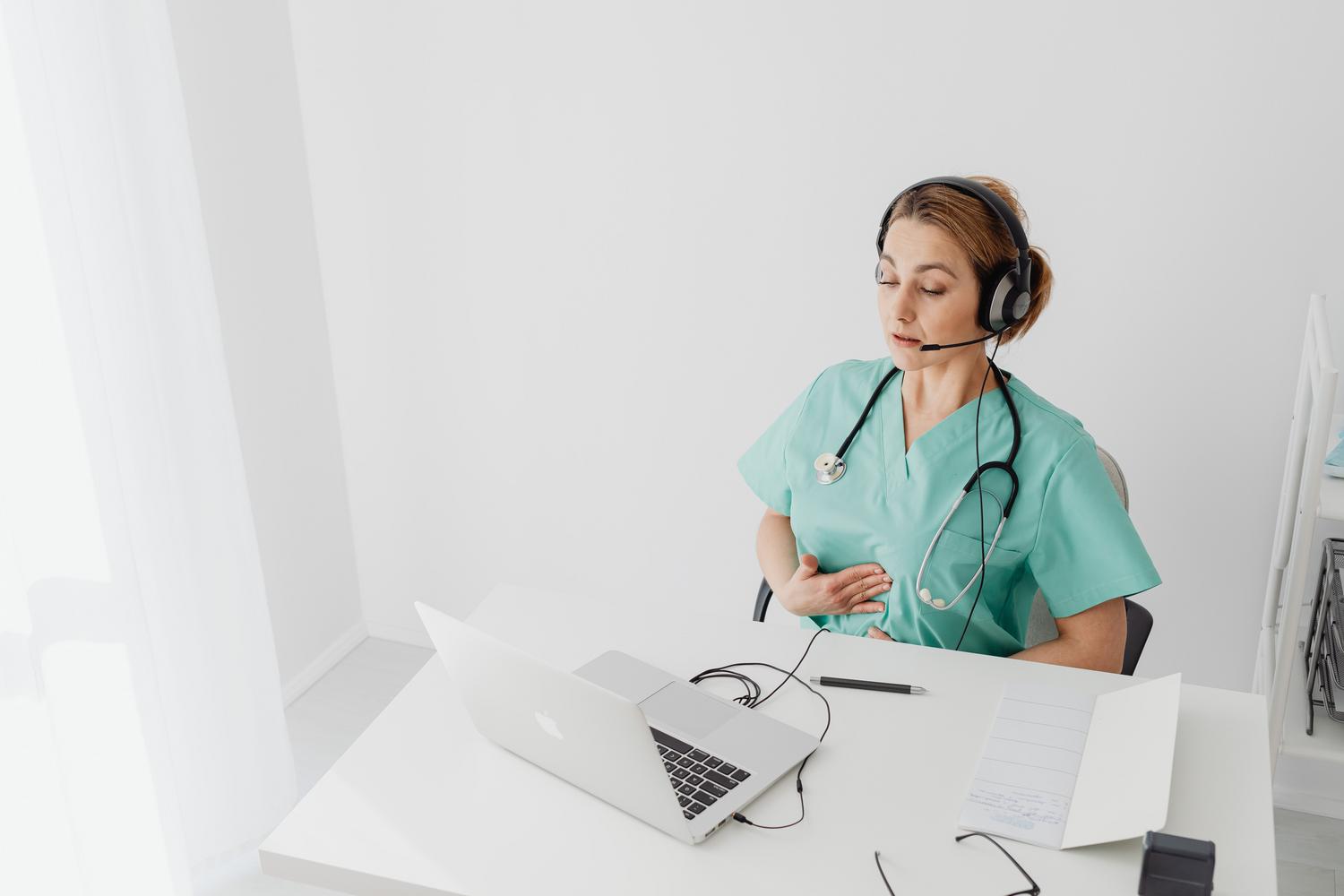 Médica con auriculares y ordenador portátil realizando una consulta de telemedicina, ilustrando la atención sanitaria a distancia. Médica con auriculares y ordenador portátil realizando una consulta de telemedicina, ilustrando la atención sanitaria a distancia.