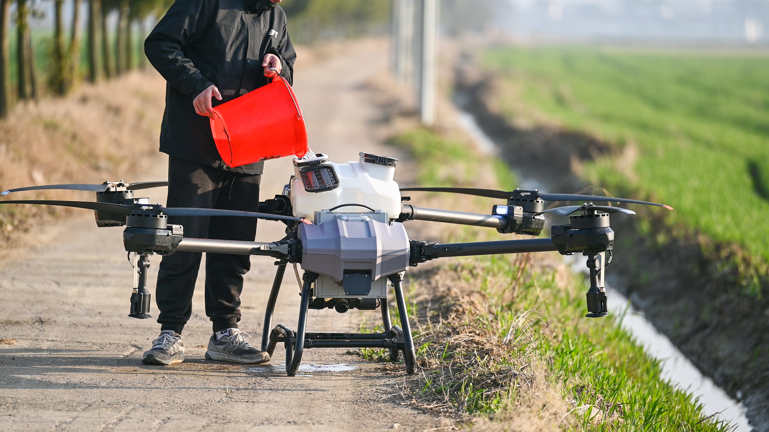 Uso de un dron industrial en un campo agrícola, representando la tecnología Agritech y la aplicación de la IA en la agricultura. Uso de un dron industrial en un campo agrícola, representando la tecnología Agritech y la aplicación de la IA en la agricultura.