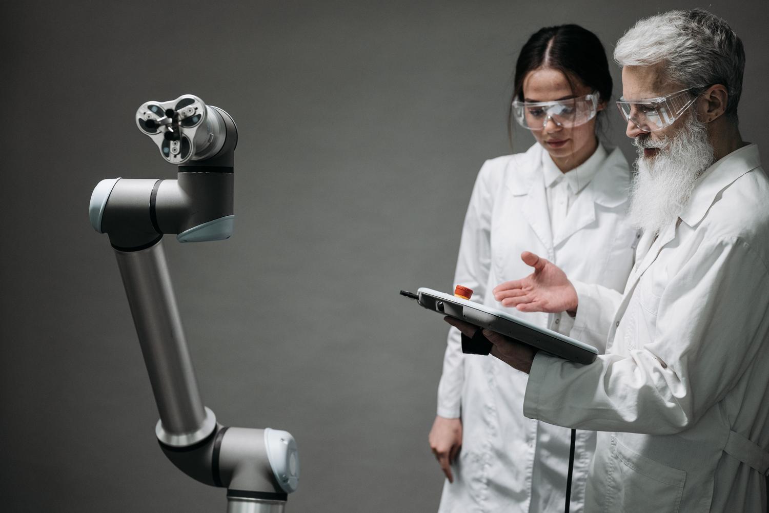 Investigadores en un laboratorio trabajando con un brazo robótico avanzado, ilustrando el sector DeepTech y la ingeniería. Investigadores en un laboratorio trabajando con un brazo robótico avanzado, ilustrando el sector DeepTech y la ingeniería.