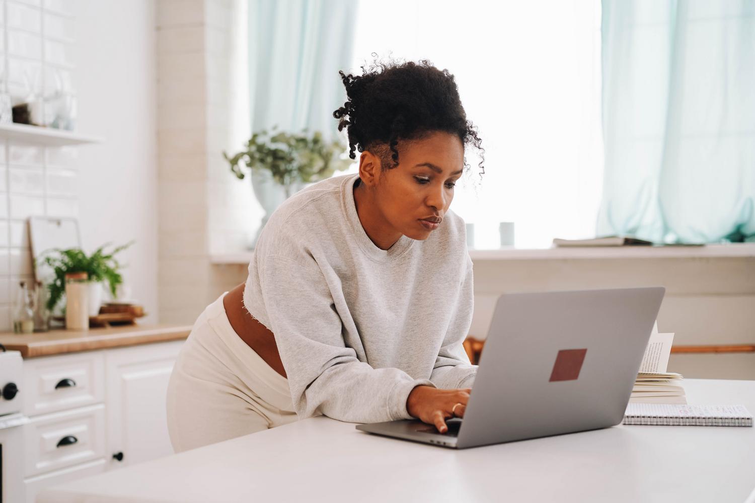 Estudiante utilizando un portátil para formación online en un ambiente hogareño y acogedor. Estudiante utilizando un portátil para formación online en un ambiente hogareño y acogedor.
