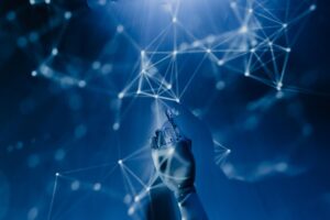 Mano robótica interactuando con una red neuronal digital brillante, simbolizando la infraestructura y conectividad de la inteligencia artificial abundante.