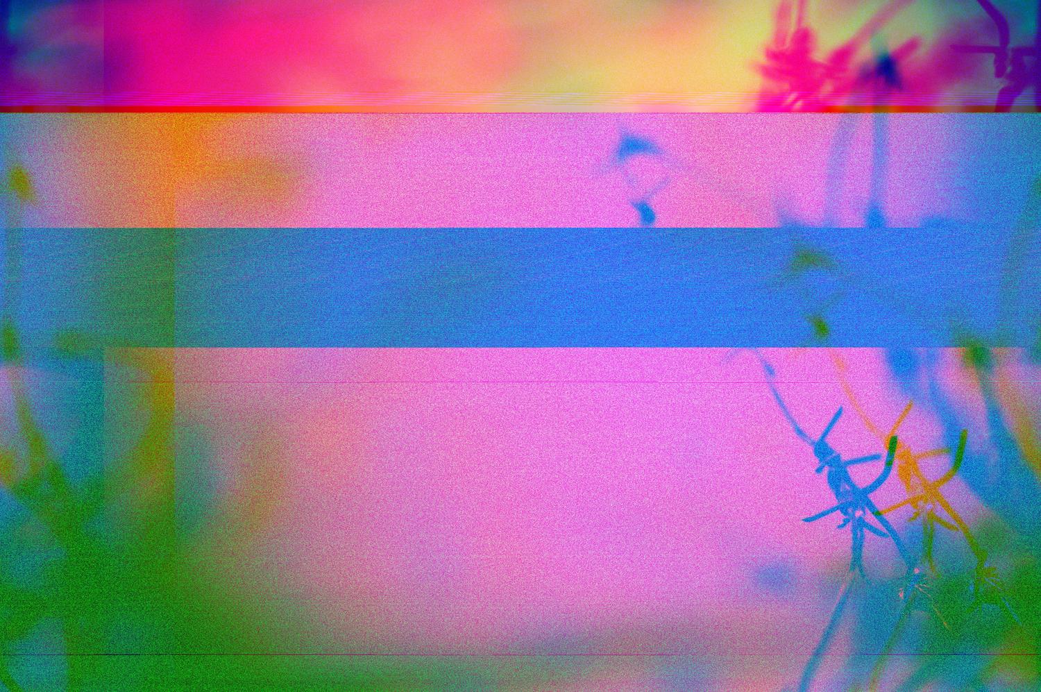 Imagen abstracta de colores neón con efecto de datamoshing, simbolizando la ruptura de la lógica convencional en la programación esotérica. Imagen abstracta de colores neón con efecto de datamoshing, simbolizando la ruptura de la lógica convencional en la programación esotérica.