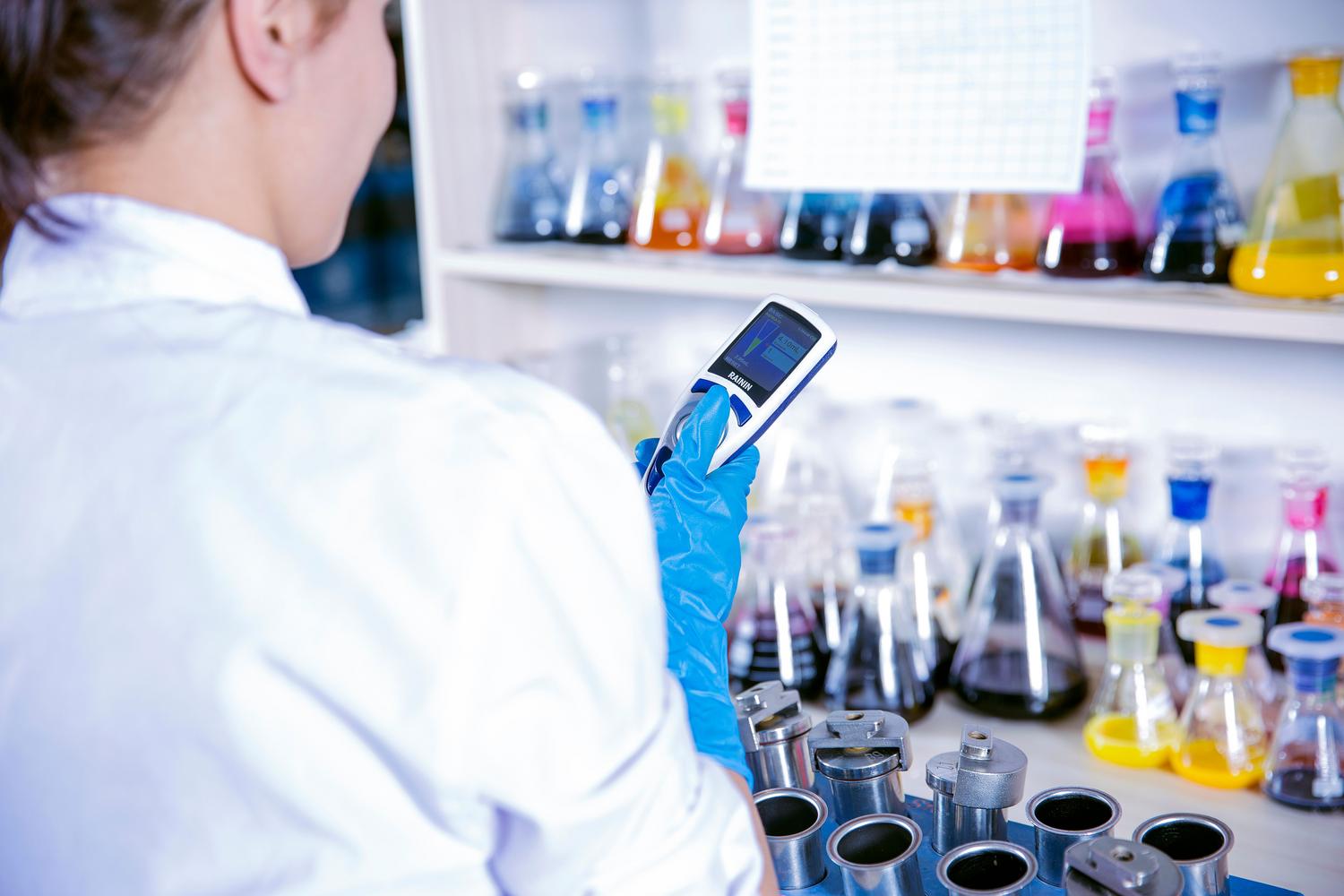 Científico en un laboratorio utilizando un dispositivo digital para el análisis de muestras líquidas. Científico en un laboratorio utilizando un dispositivo digital para el análisis de muestras líquidas.