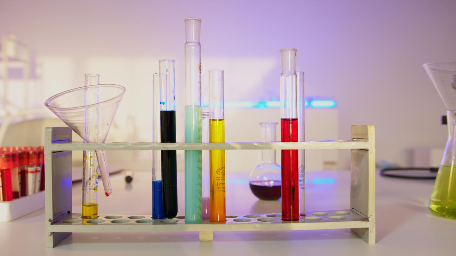 Diversas muestras líquidas de colores en tubos de ensayo, representando el análisis de composición química. Diversas muestras líquidas de colores en tubos de ensayo, representando el análisis de composición química.