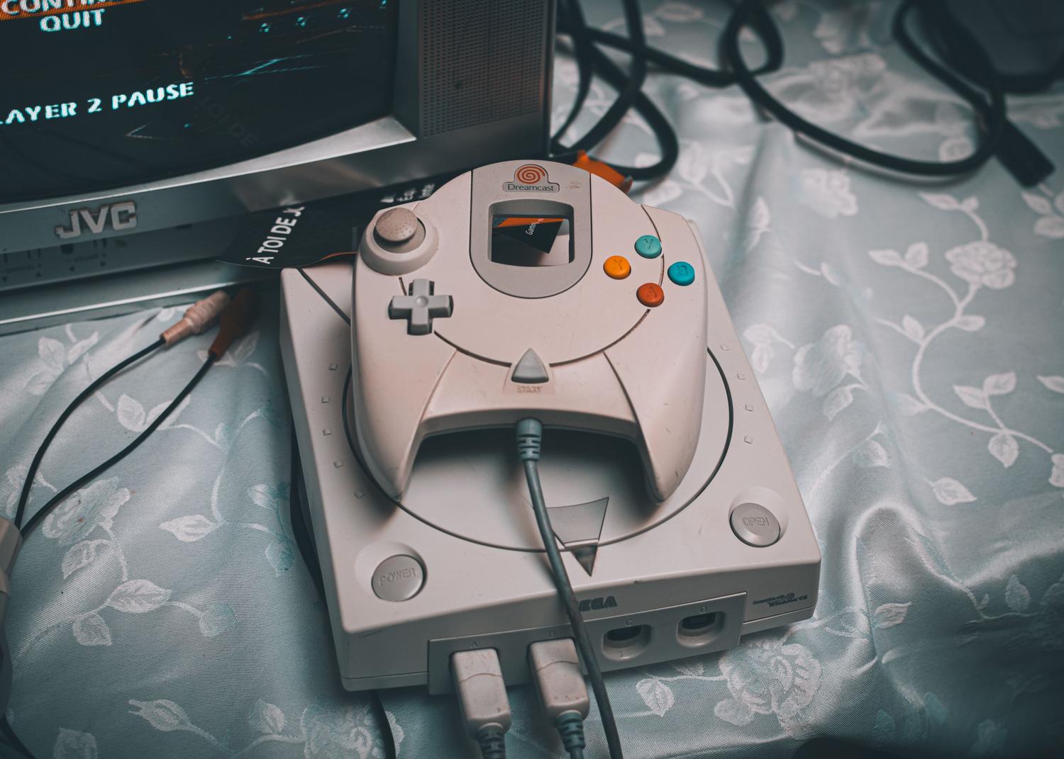 Sega Dreamcast console with a CRT monitor, illustrating the transition to 3D graphics in the late 90s. Sega Dreamcast console with a CRT monitor, illustrating the transition to 3D graphics in the late 90s.